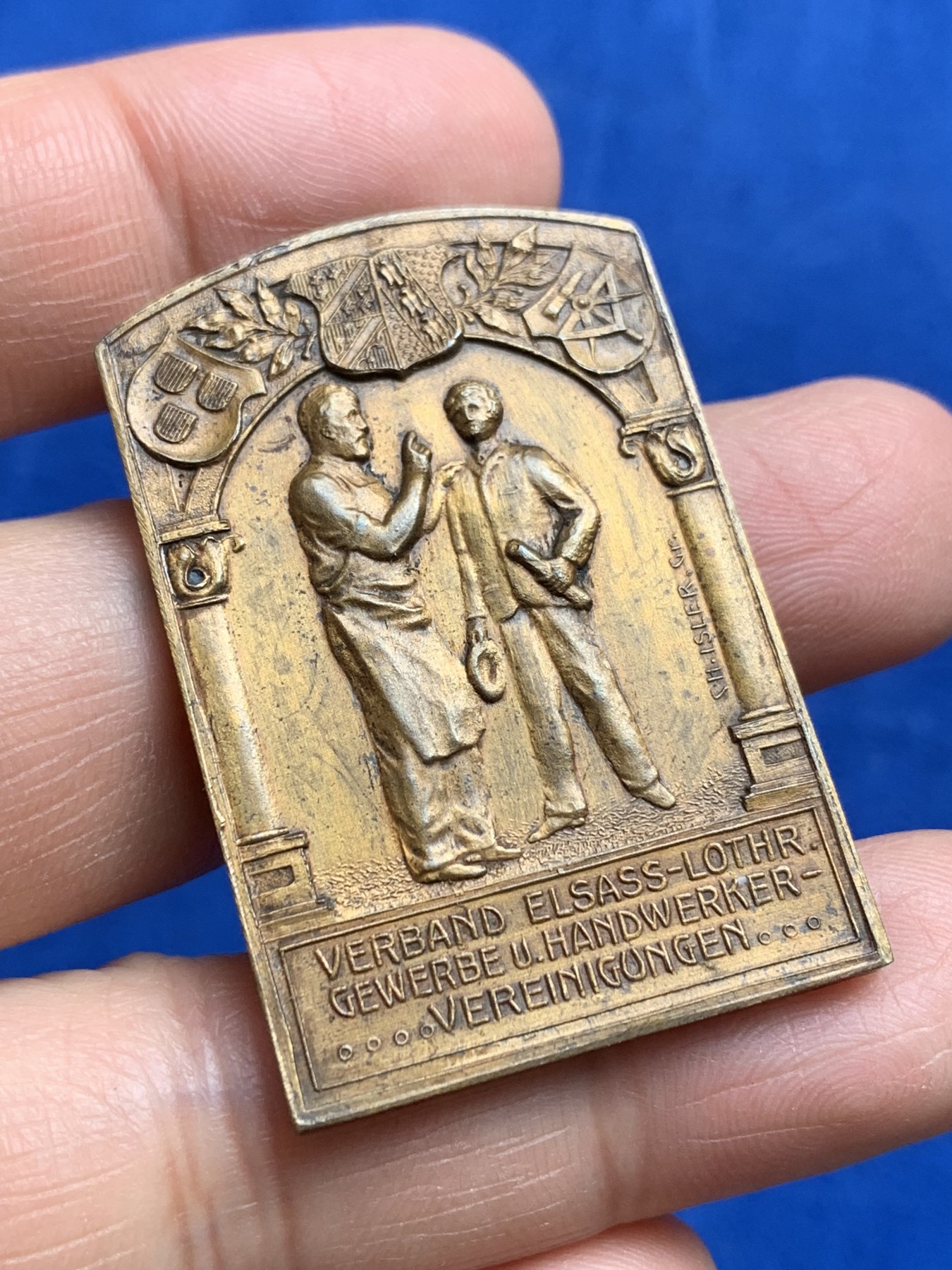 《竞宝斋》第244场-周日，周一 新年开场 (全场包邮) 1907年德占阿尔萨斯及洛林地区第十届梅斯工艺博览会镀金铜章 细节清晰高点俱在 原盒可正常使用 宽30.1mm 高45.2mm 重26.7克