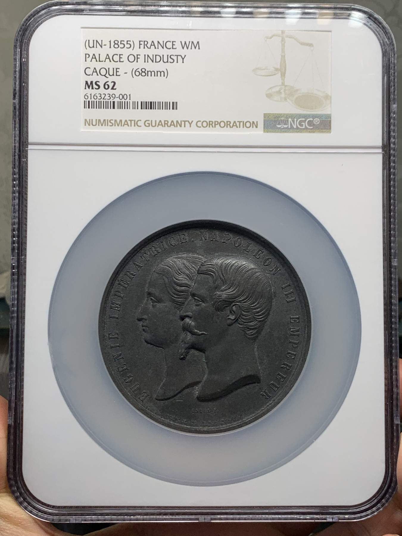 《竞宝斋》第244场-周日，周一 新年开场 (全场包邮) NGC MS62 法国第二届世博会主场馆尤尼金馆落成仪式纪念锌章 大盒装 保存不易 68mm大规格
