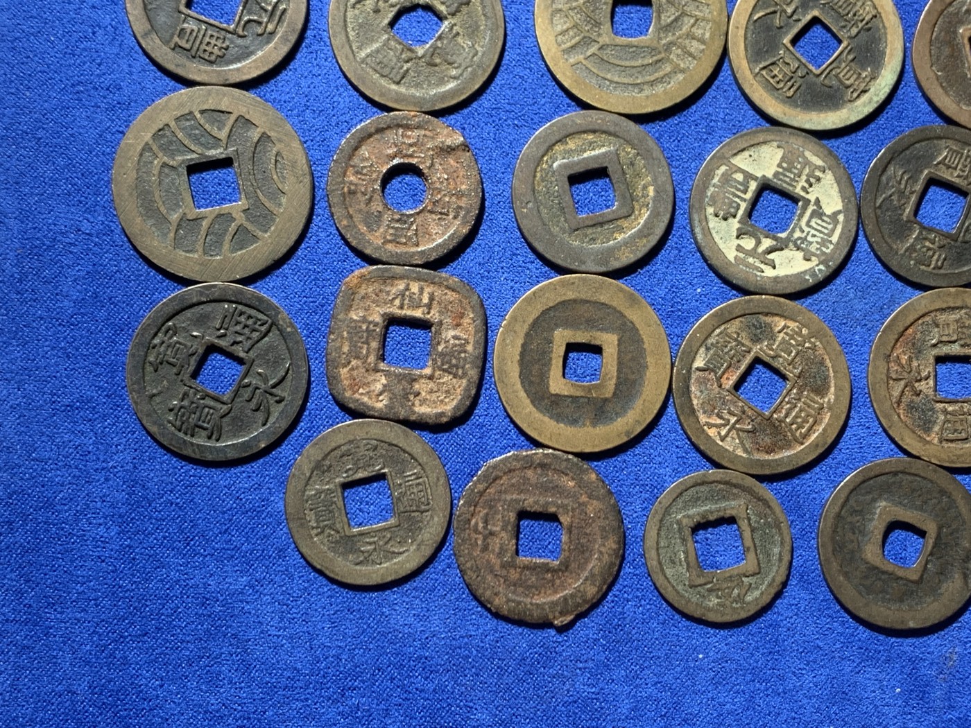 《竞宝斋》第244场-周日，周一 新年开场 (全场包邮) 27枚一组 日本铜钱好品，含宽永背字背大佐、小佐，小，足，元，长，仇。铁钱背千，光背。仙台通宝，箱馆通宝背安铁钱，天保通宝当百（其中一枚带铜光未流通），古宽永，二十一波纹，十一波纹，文久永宝，有2枚鎏金！日本元丰通宝，元佑叶手