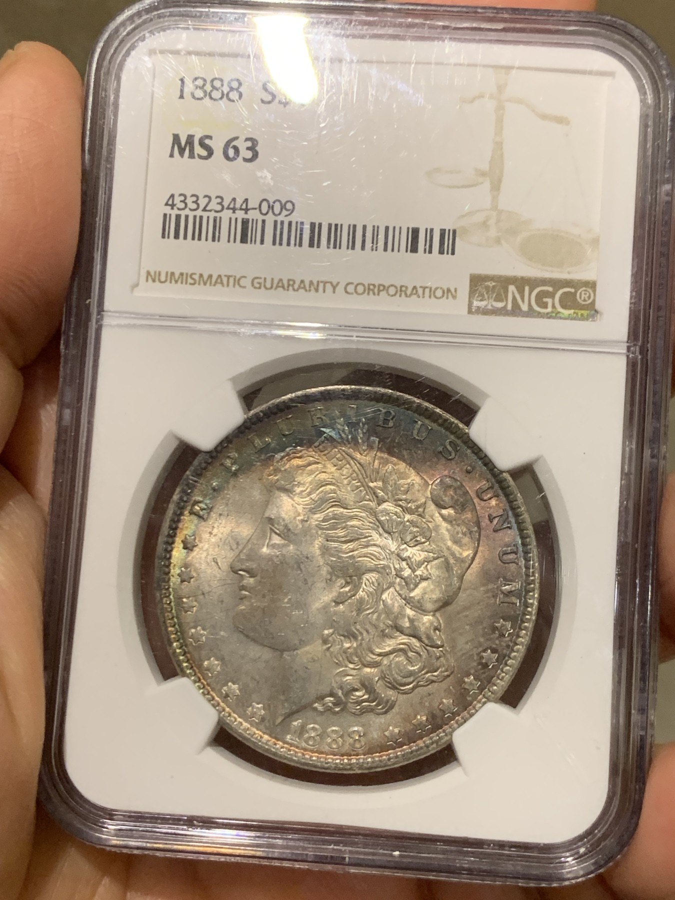 《竞宝斋》第244场-周日，周一 新年开场 (全场包邮) NGC MS63 美国1888年摩根银币，原汁原味双面环五彩包浆，状态难得。状态低评。好年份1888吉祥寓意要发发发，市场上比较稀少年份版本的摩根币。