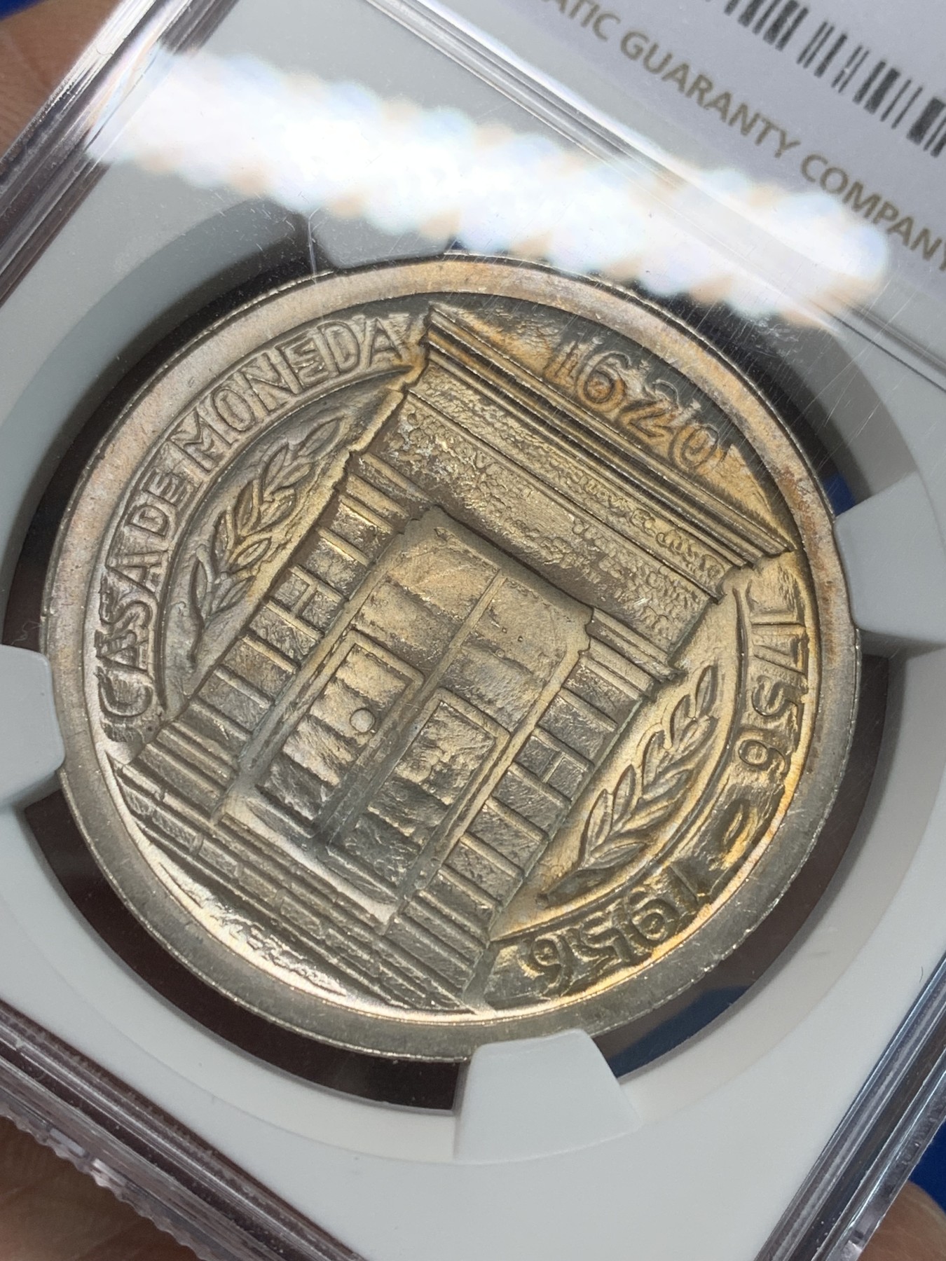 《竞宝斋》第244场-周日，周一 新年开场 (全场包邮) NGC MS65 哥伦比亚1956年波帕扬造币厂石库门纪念1比索银币 原光五彩 顶级品相