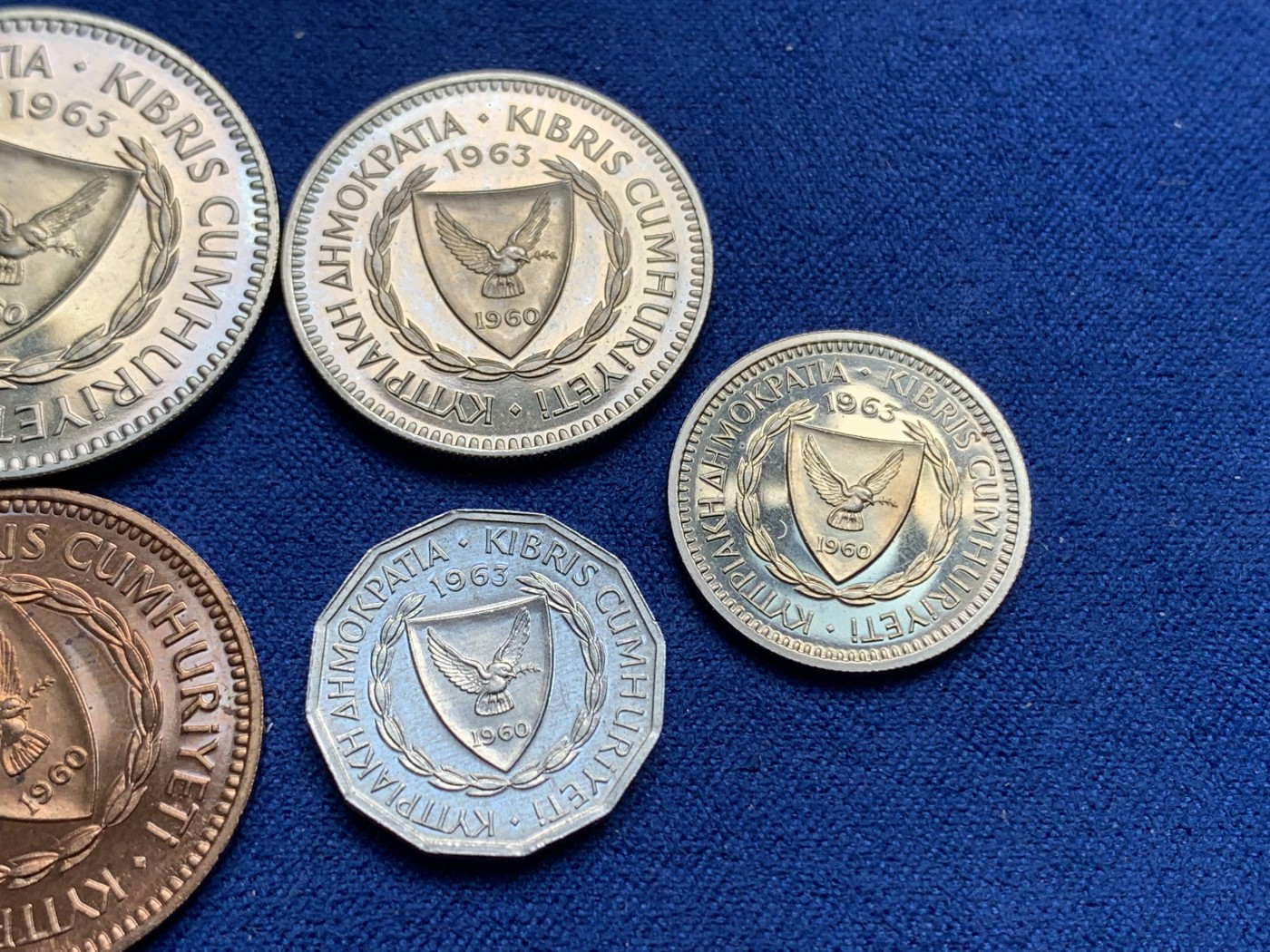 《竞宝斋》第244场-周日，周一 新年开场 (全场包邮) 1963年塞浦路斯精制5枚套，英国皇家造币厂出品，品像状态一流