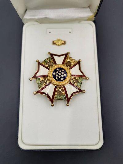 老王徽章第三十期 - 美国司令级功绩军团勋章   带盒子和珐琅略