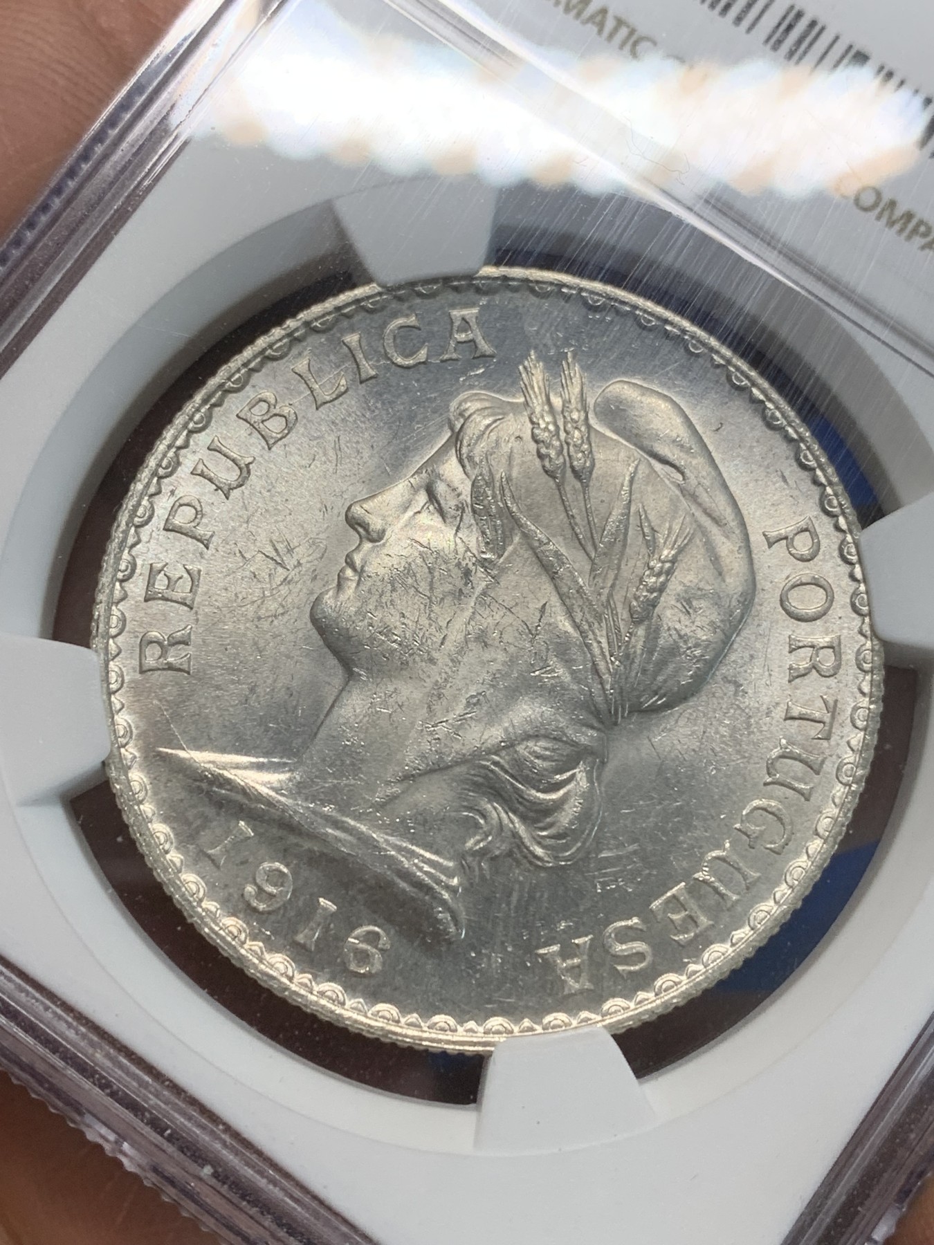 《竞宝斋》第244场-周日，周一 新年开场 (全场包邮) NGC MS62 原光葡萄牙1916年女神1埃斯库多银币