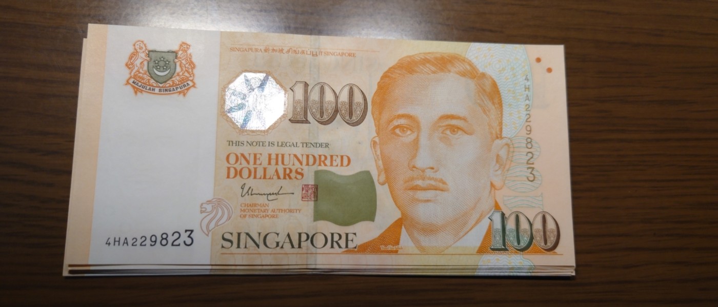【世界钱币】精选微拍第94期暨2024年第五期 评级币裸钞场 新加坡人像版100元 尚达曼签名 全新绝品尾号823