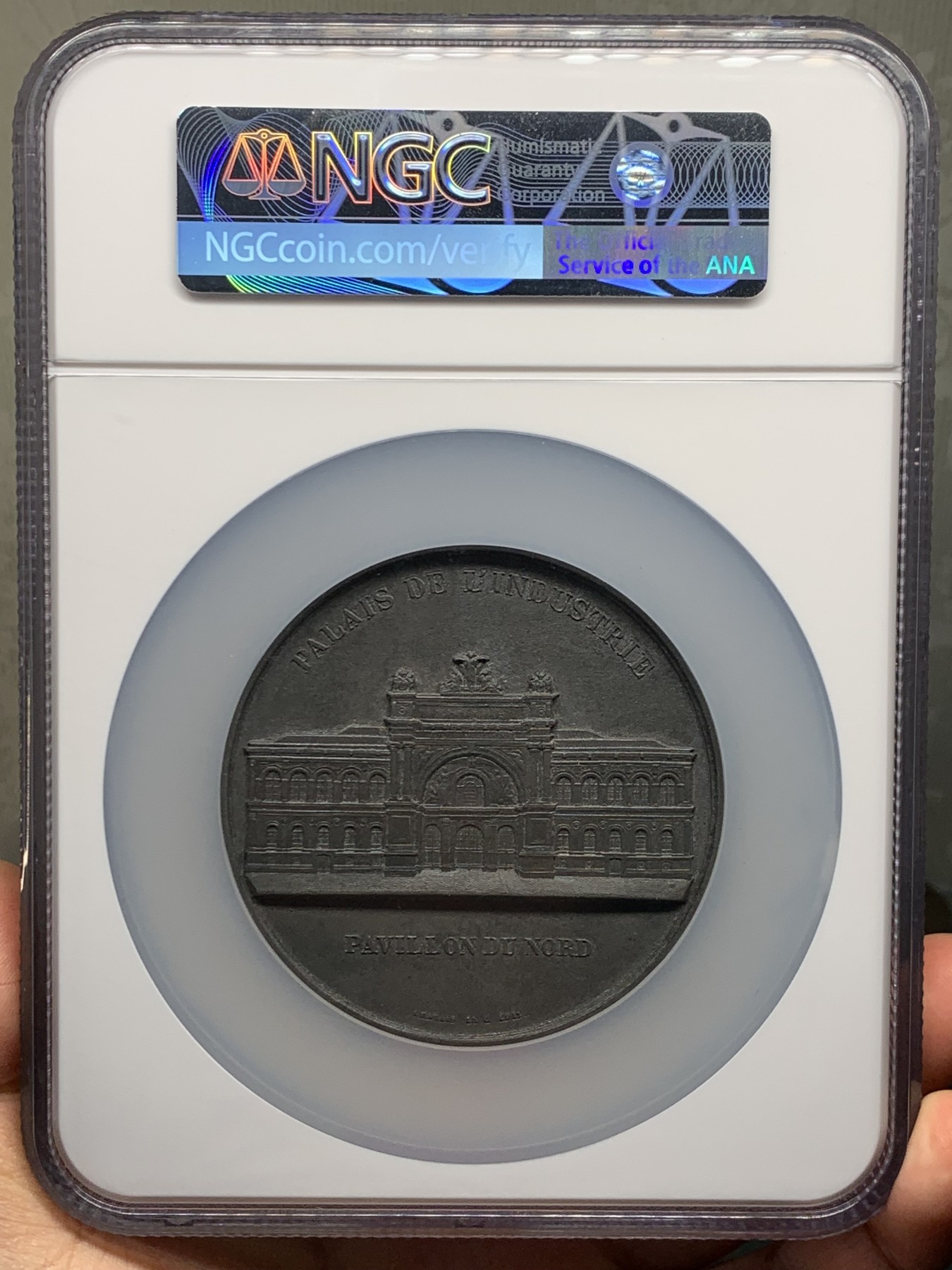 《竞宝斋》第244场-周日，周一 新年开场 (全场包邮) NGC MS62 法国第二届世博会主场馆尤尼金馆落成仪式纪念锌章 大盒装 保存不易 68mm大规格