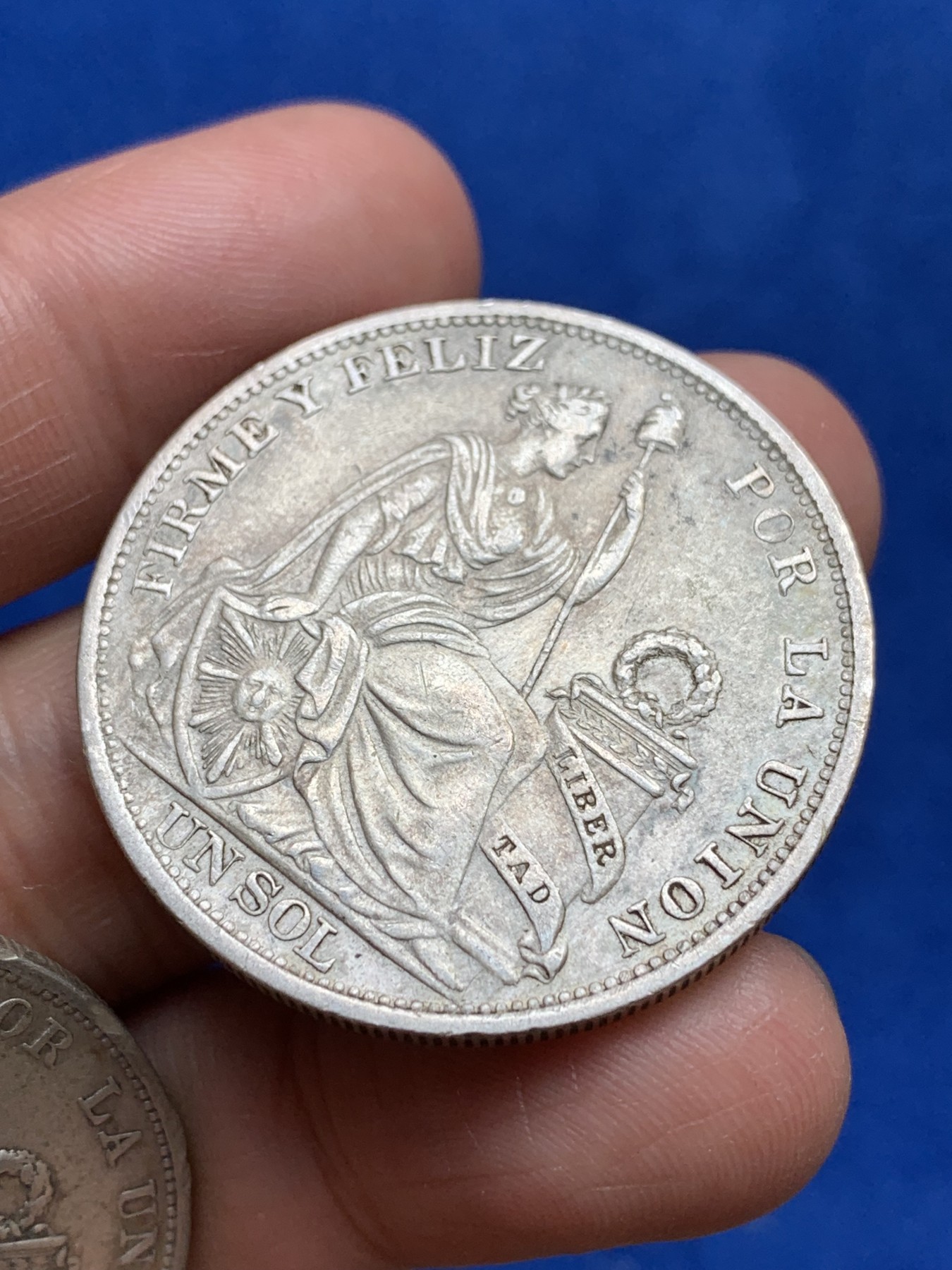 《竞宝斋》第244场-周日，周一 新年开场 (全场包邮) 2枚一组 秘鲁1893/1894年1比索高银银币，坐姿女神面容清楚，立体磨损少。喜欢的不要错过了