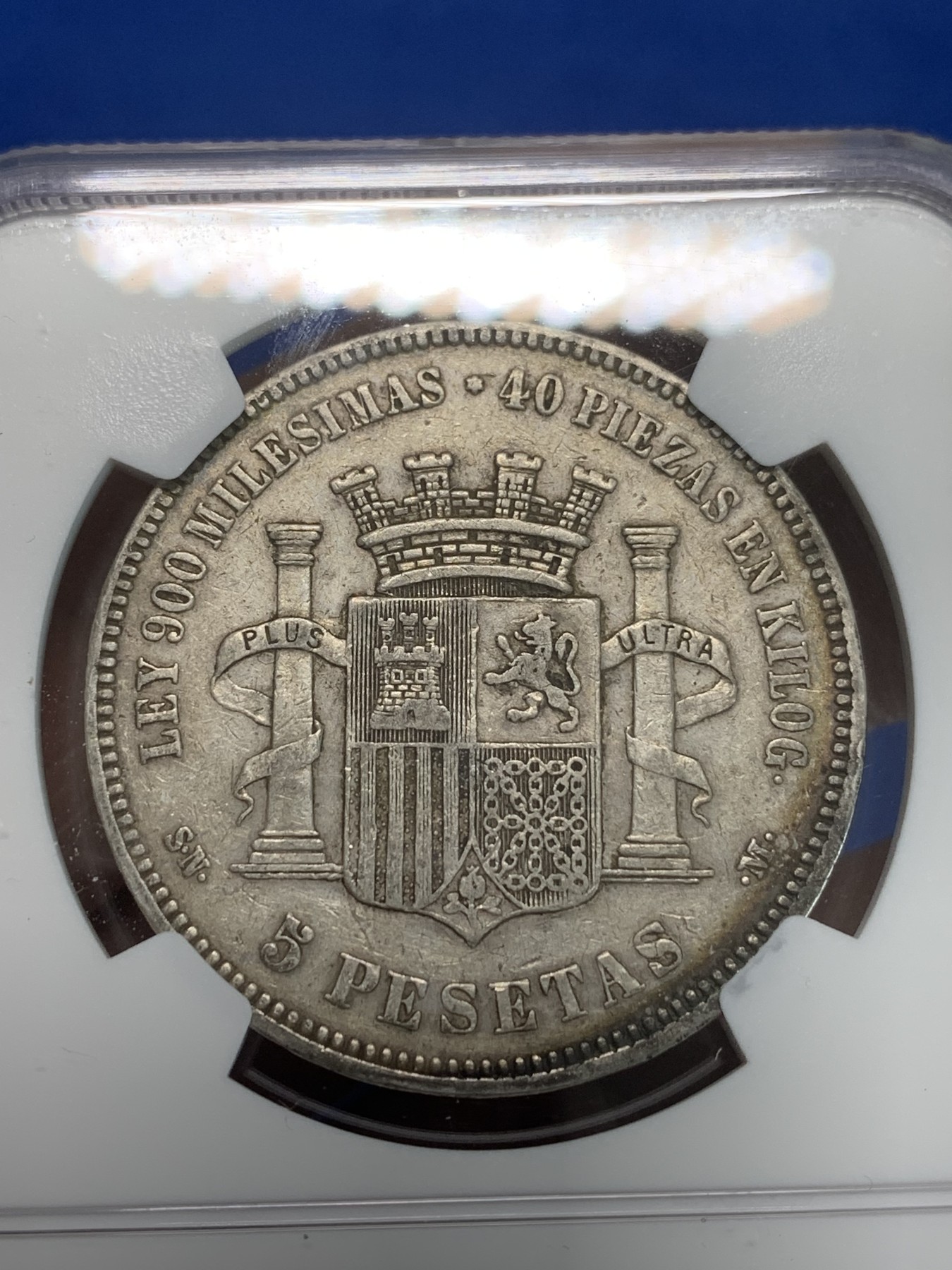 《竞宝斋》第244场-周日，周一 新年开场 (全场包邮) NGC XF40 西班牙1870年坐人拿花5比塞塔双柱大银币