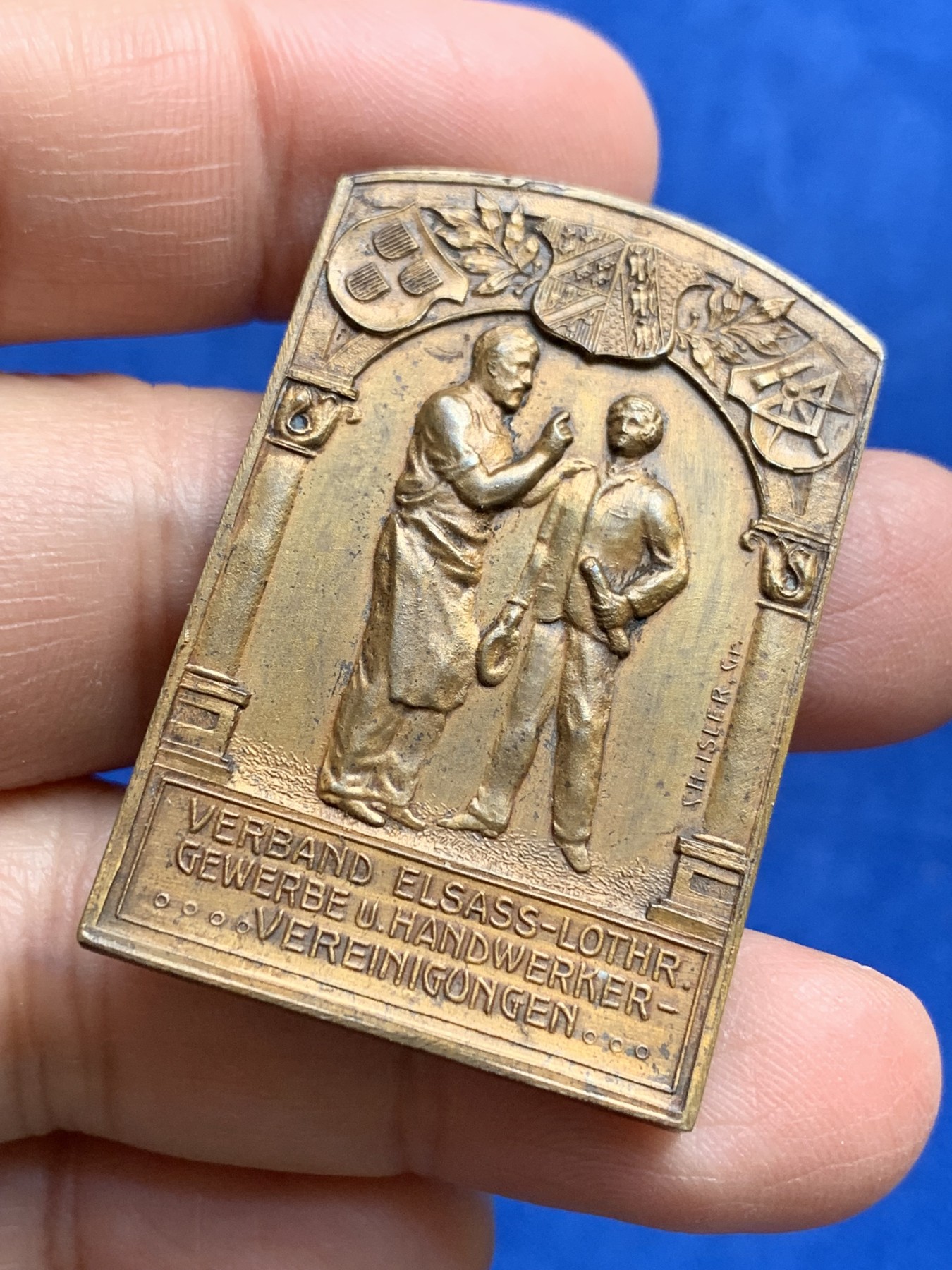 《竞宝斋》第244场-周日，周一 新年开场 (全场包邮) 1907年德占阿尔萨斯及洛林地区第十届梅斯工艺博览会镀金铜章 细节清晰高点俱在 原盒可正常使用 宽30.1mm 高45.2mm 重26.7克