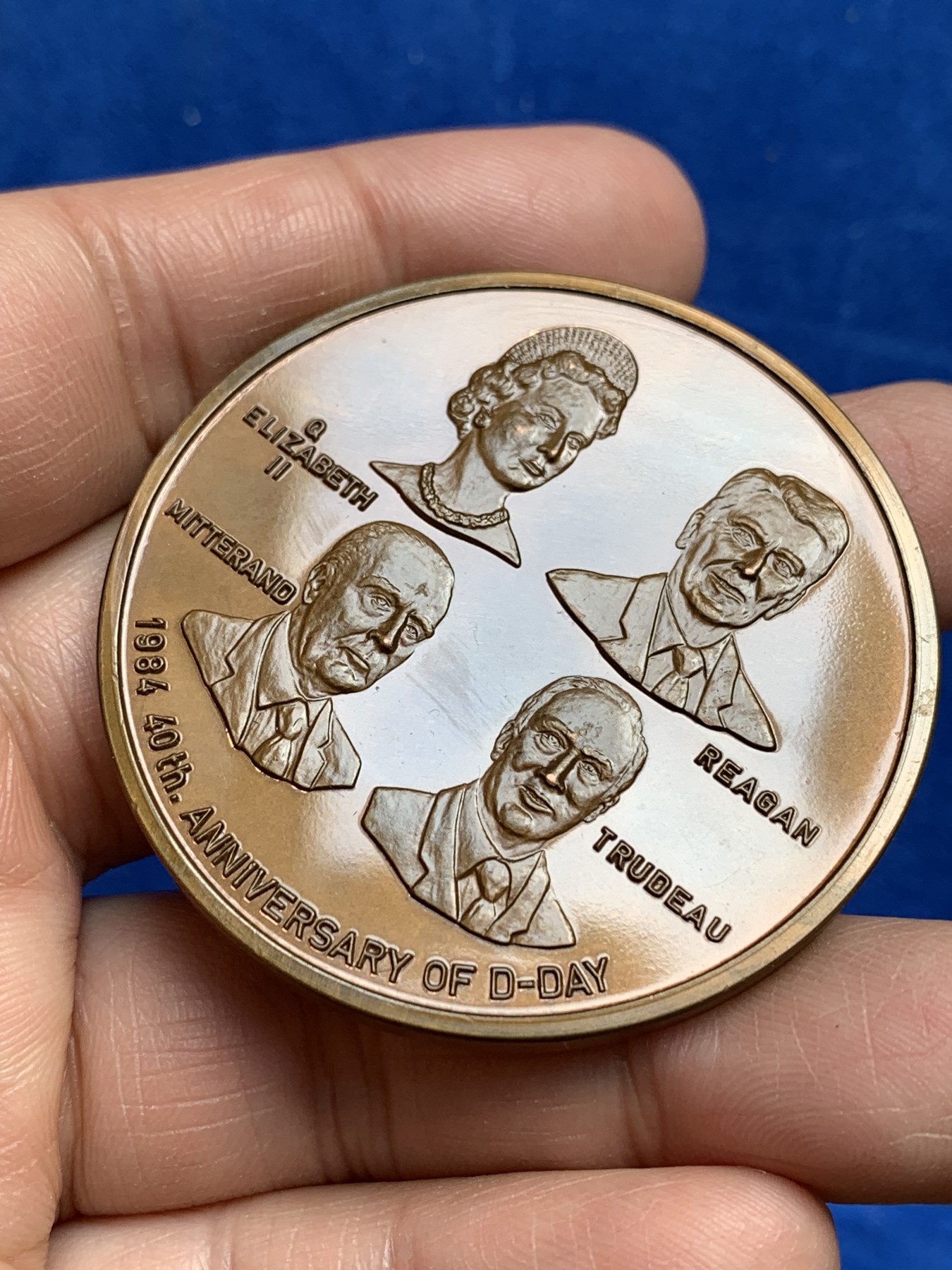 《竞宝斋》第244场-周日，周一 新年开场 (全场包邮) 1984年诺曼底登陆 D-DAY40周年纪念铜章 最长的一日 正面为盟军领导人半身像 背面为诺曼底地形及简要登陆态势 50.1mm 50.58克