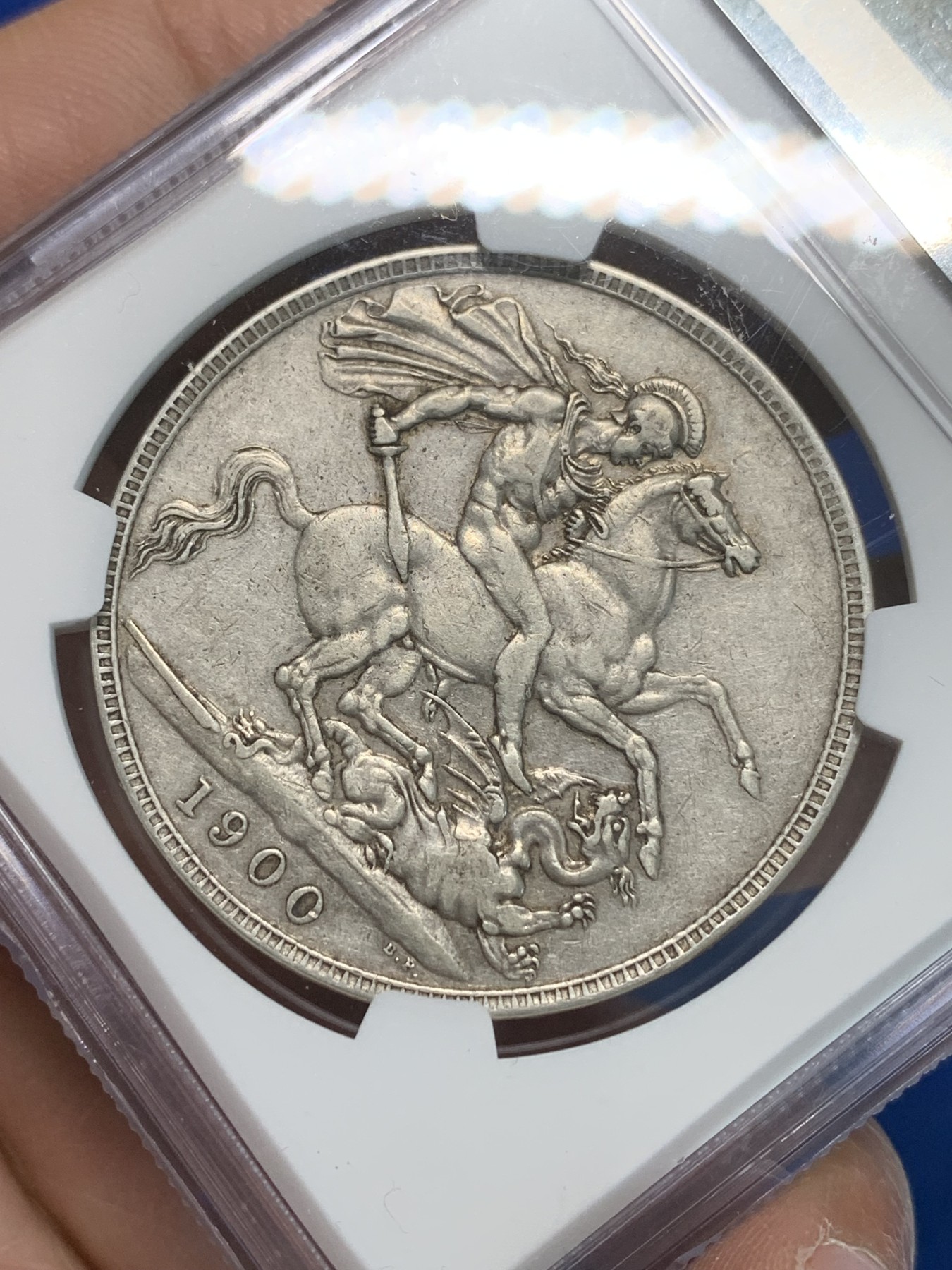 《竞宝斋》第244场-周日，周一 新年开场 (全场包邮) NGC AU53 英国1900年维多利亚披纱⻢剑1克朗大银币