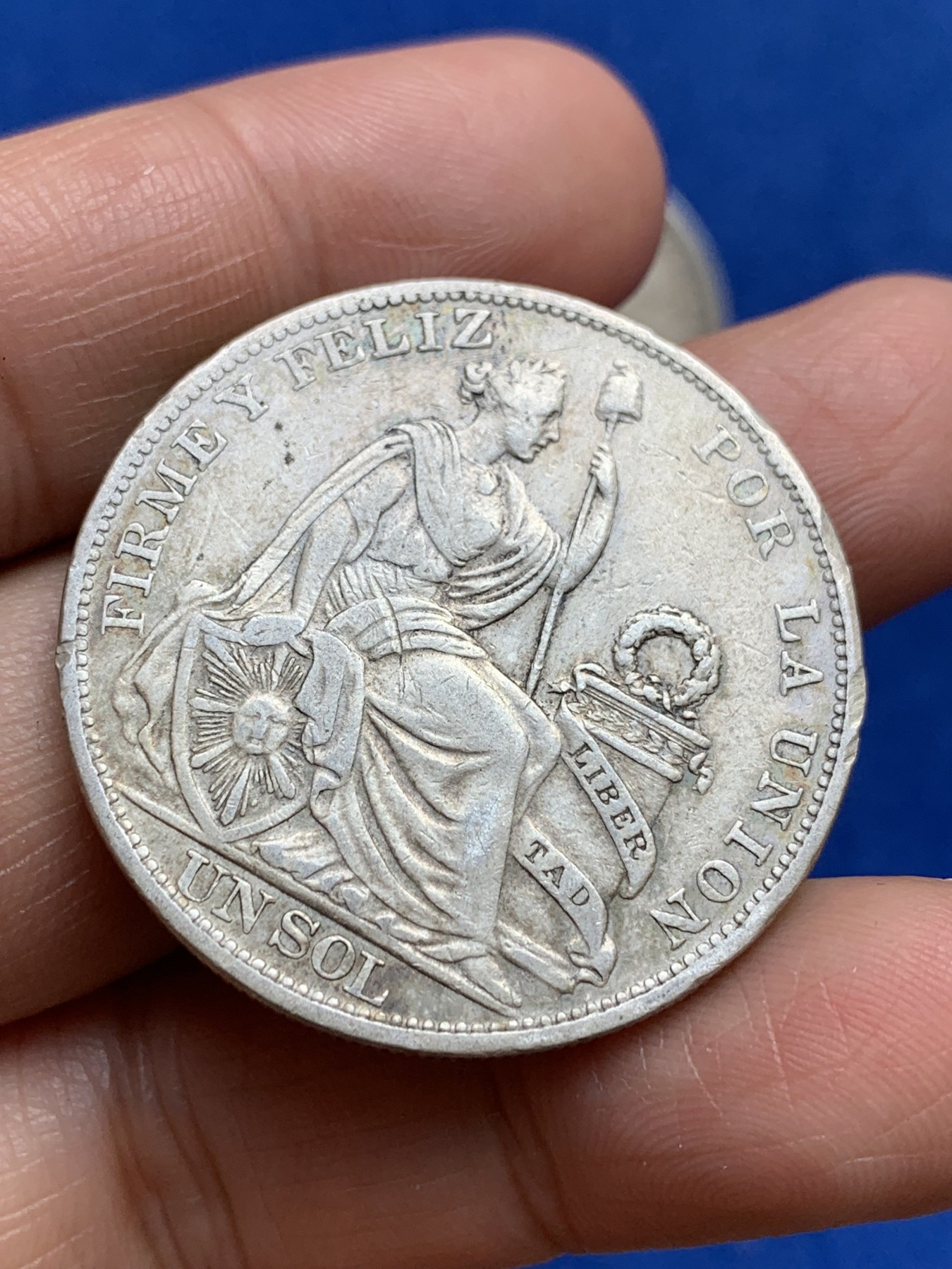 《竞宝斋》第244场-周日，周一 新年开场 (全场包邮) 2枚一组 秘鲁1893/1894年1比索高银银币，坐姿女神面容清楚，立体磨损少。喜欢的不要错过了