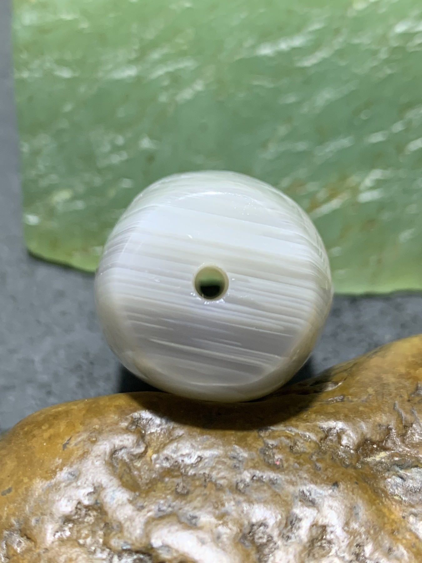精美亚光高玉化千层纹巴西玛瑙手工雕刻鹦鹉大桶珠一个！
