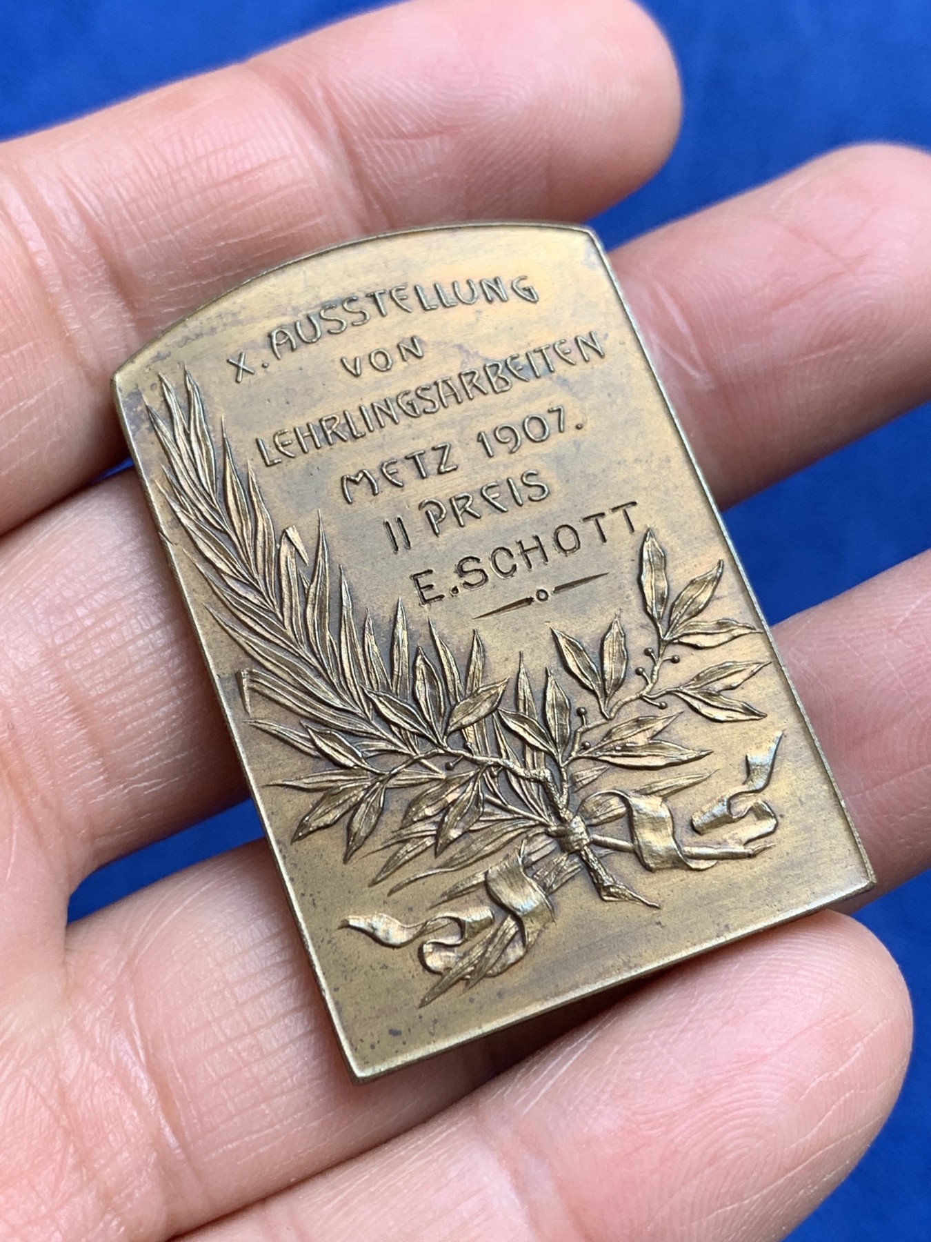 《竞宝斋》第244场-周日，周一 新年开场 (全场包邮) 1907年德占阿尔萨斯及洛林地区第十届梅斯工艺博览会镀金铜章 细节清晰高点俱在 原盒可正常使用 宽30.1mm 高45.2mm 重26.7克