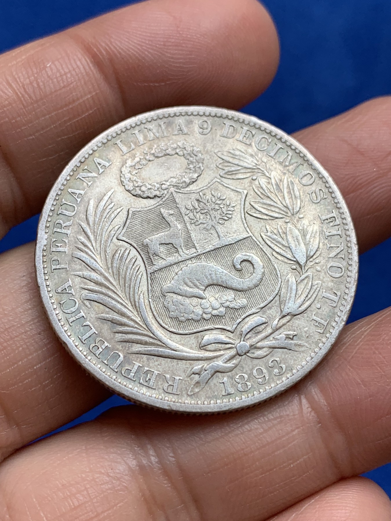 《竞宝斋》第244场-周日，周一 新年开场 (全场包邮) 2枚一组 秘鲁1893/1894年1比索高银银币，坐姿女神面容清楚，立体磨损少。喜欢的不要错过了