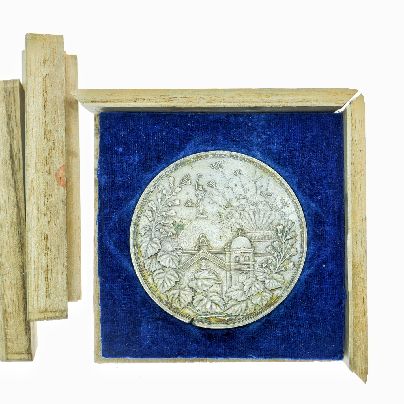 勋章奖章交易所3月9日拍卖 日本五二共进会日俄战争纪念章牌。大尺寸镀银，木盒散架可自行修复