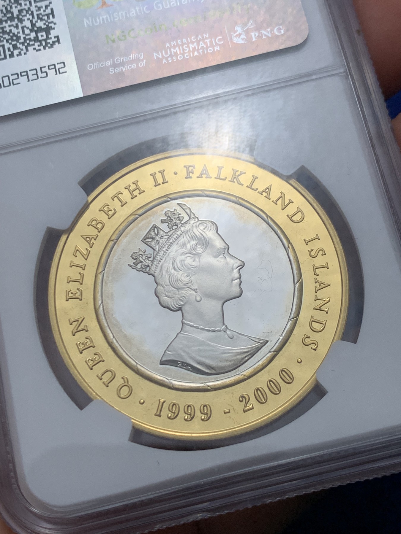 《竞宝斋》第244场-周日，周一 新年开场 (全场包邮) NGC PF69UC 英属福克兰群岛【马尔维纳斯群岛】千禧年精制双色镀金银币，外圈是福克兰特有动物集合，中间为马岛地图美不胜收
