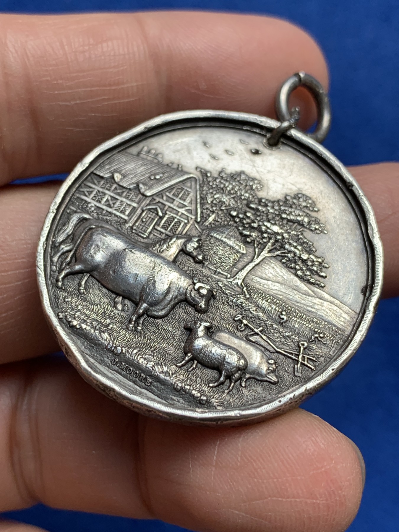 《竞宝斋》第244场-周日，周一 新年开场 (全场包邮) 英国OSWESTRY奥斯威瑞圣诞肥牛展银章 畜牧展会奖章 未刻名 欧洲小镇田园农场风光 38.2mm 25.33g