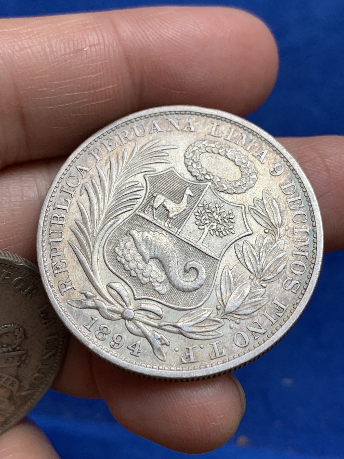 《竞宝斋》第244场-周日，周一 新年开场 (全场包邮) 2枚一组 秘鲁1893/1894年1比索高银银币，坐姿女神面容清楚，立体磨损少。喜欢的不要错过了