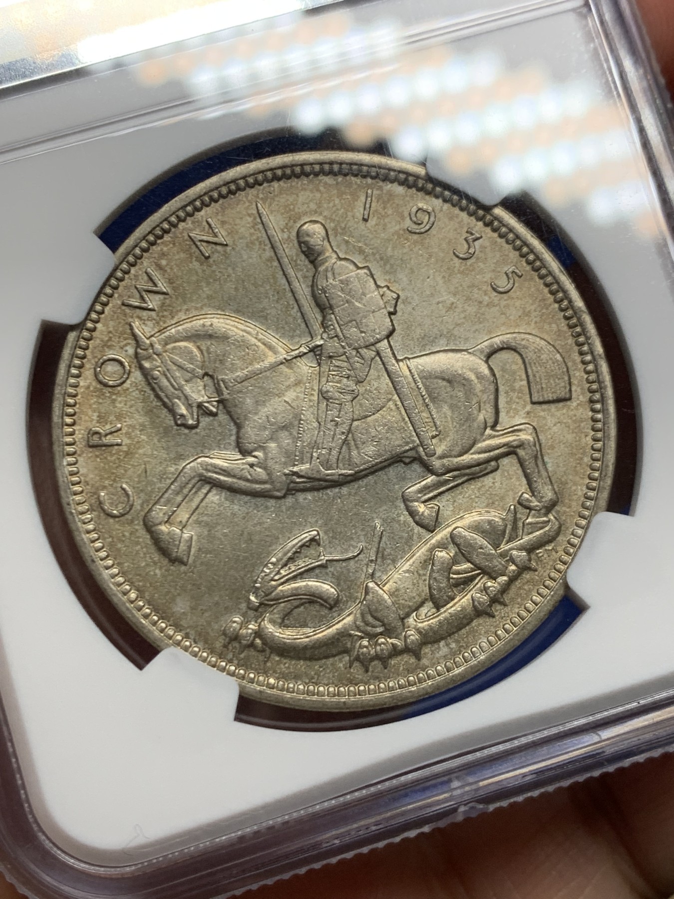 《竞宝斋》第244场-周日，周一 新年开场 (全场包邮) NGC MS63 英国 1935年 乔治五世木马马剑 1克朗 银币（唯一不同造型的马剑银币，五彩包浆浑厚大气）