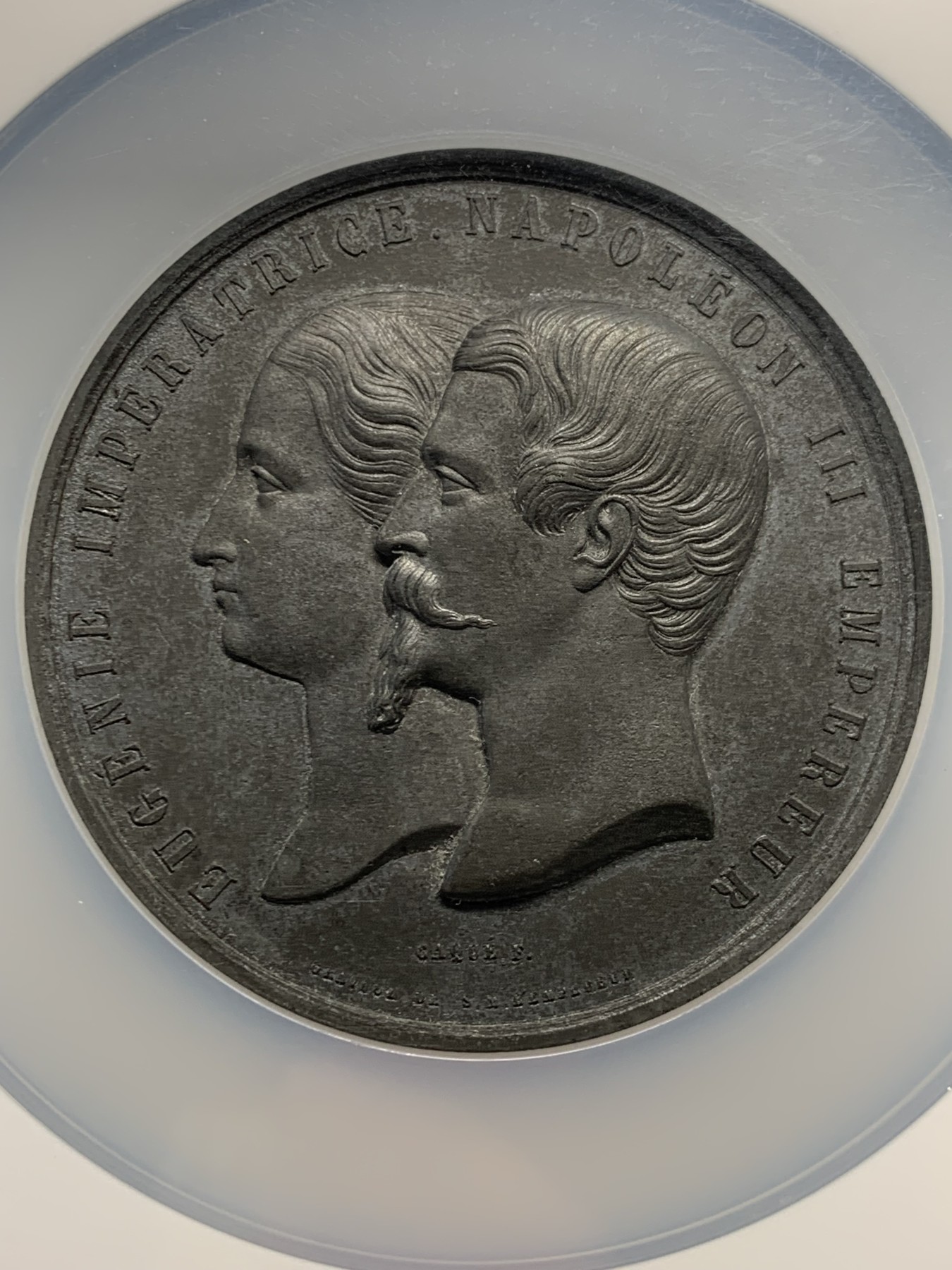 《竞宝斋》第244场-周日，周一 新年开场 (全场包邮) NGC MS62 法国第二届世博会主场馆尤尼金馆落成仪式纪念锌章 大盒装 保存不易 68mm大规格