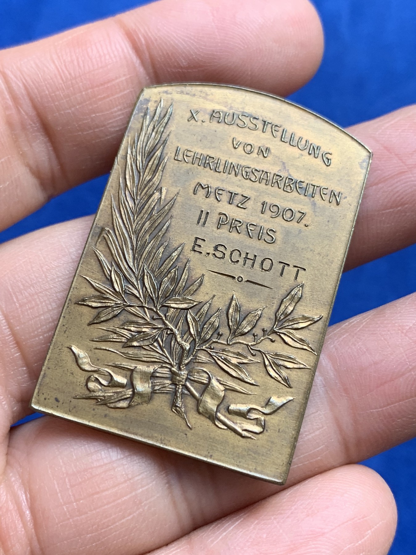 《竞宝斋》第244场-周日，周一 新年开场 (全场包邮) 1907年德占阿尔萨斯及洛林地区第十届梅斯工艺博览会镀金铜章 细节清晰高点俱在 原盒可正常使用 宽30.1mm 高45.2mm 重26.7克