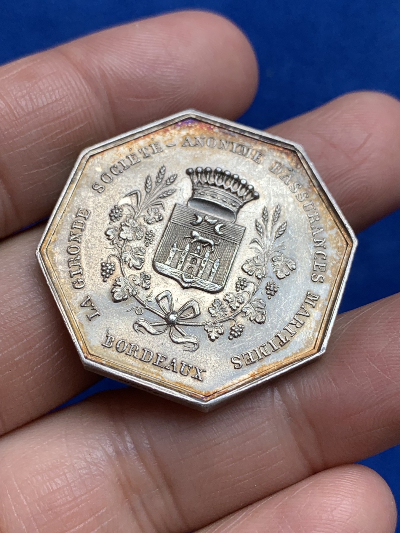 《竞宝斋》第244场-周日，周一 新年开场 (全场包邮) 法国1844年 波尔多吉伦特海事安全协会八角银质代用币，名誉品 景观生动，品相一流，手指边铭，绚丽五彩包浆，34.5mm，18.84g