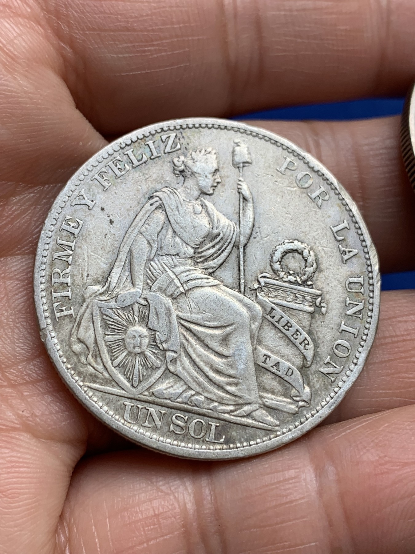 《竞宝斋》第244场-周日，周一 新年开场 (全场包邮) 2枚一组 秘鲁1893/1894年1比索高银银币，坐姿女神面容清楚，立体磨损少。喜欢的不要错过了