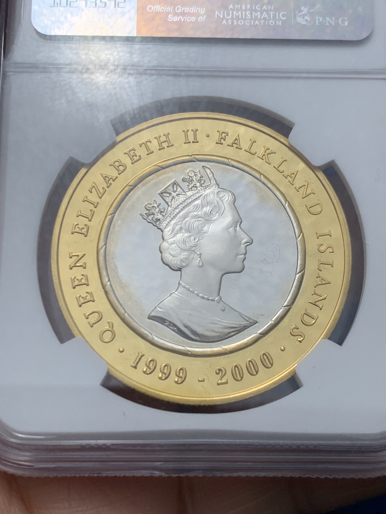 《竞宝斋》第244场-周日，周一 新年开场 (全场包邮) NGC PF69UC 英属福克兰群岛【马尔维纳斯群岛】千禧年精制双色镀金银币，外圈是福克兰特有动物集合，中间为马岛地图美不胜收