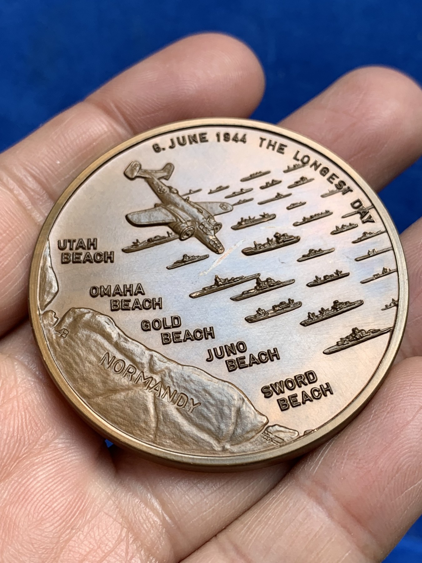 《竞宝斋》第244场-周日，周一 新年开场 (全场包邮) 1984年诺曼底登陆 D-DAY40周年纪念铜章 最长的一日 正面为盟军领导人半身像 背面为诺曼底地形及简要登陆态势 50.1mm 50.58克
