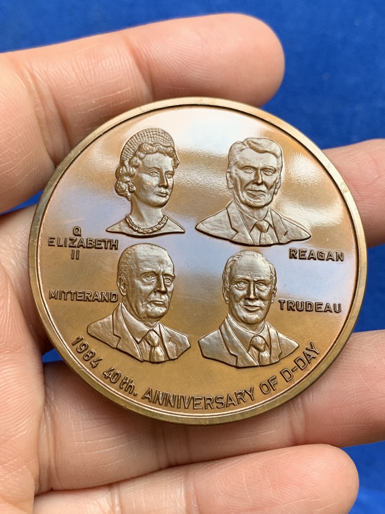 《竞宝斋》第244场-周日，周一 新年开场 (全场包邮) 1984年诺曼底登陆 D-DAY40周年纪念铜章 最长的一日 正面为盟军领导人半身像 背面为诺曼底地形及简要登陆态势 50.1mm 50.58克