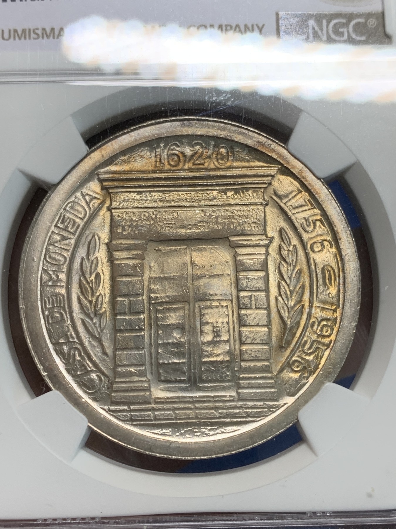 《竞宝斋》第244场-周日，周一 新年开场 (全场包邮) NGC MS65 哥伦比亚1956年波帕扬造币厂石库门纪念1比索银币 原光五彩 顶级品相