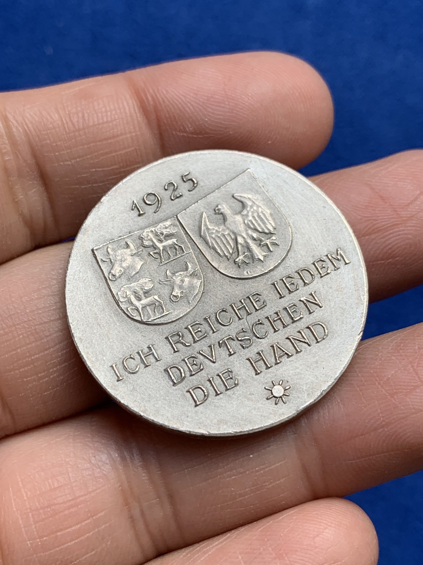 《竞宝斋》第244场-周日，周一 新年开场 (全场包邮) 德国 1925年 兴登堡纪念银章  直径35mm 17.59克