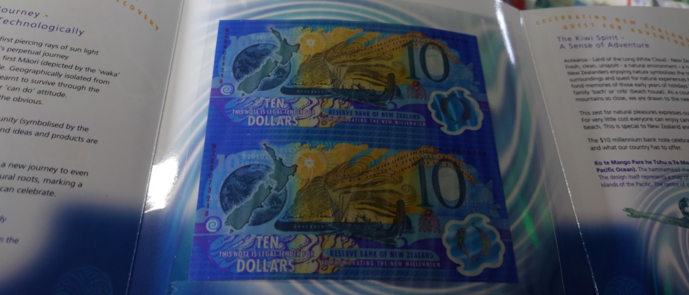 【世界钱币】精选微拍第94期暨2024年第五期 评级币裸钞场 2000年新西兰10元纪念钞(红字)双连体 全新绝品原装册