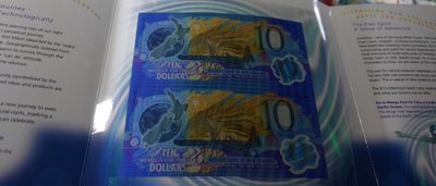 【世界钱币】精选微拍第94期暨2024年第五期 评级币裸钞场 - 2000年新西兰10元纪念钞(红字)双连体 全新绝品原装册