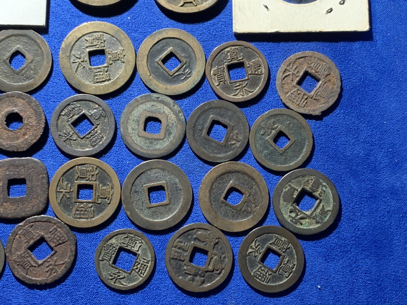 《竞宝斋》第244场-周日，周一 新年开场 (全场包邮) 27枚一组 日本铜钱好品，含宽永背字背大佐、小佐，小，足，元，长，仇。铁钱背千，光背。仙台通宝，箱馆通宝背安铁钱，天保通宝当百（其中一枚带铜光未流通），古宽永，二十一波纹，十一波纹，文久永宝，有2枚鎏金！日本元丰通宝，元佑叶手