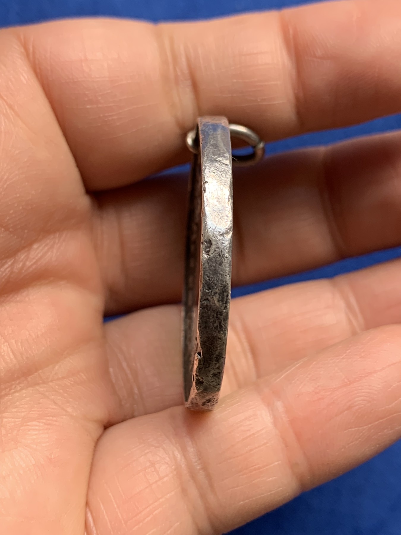 《竞宝斋》第244场-周日，周一 新年开场 (全场包邮) 英国OSWESTRY奥斯威瑞圣诞肥牛展银章 畜牧展会奖章 未刻名 欧洲小镇田园农场风光 38.2mm 25.33g