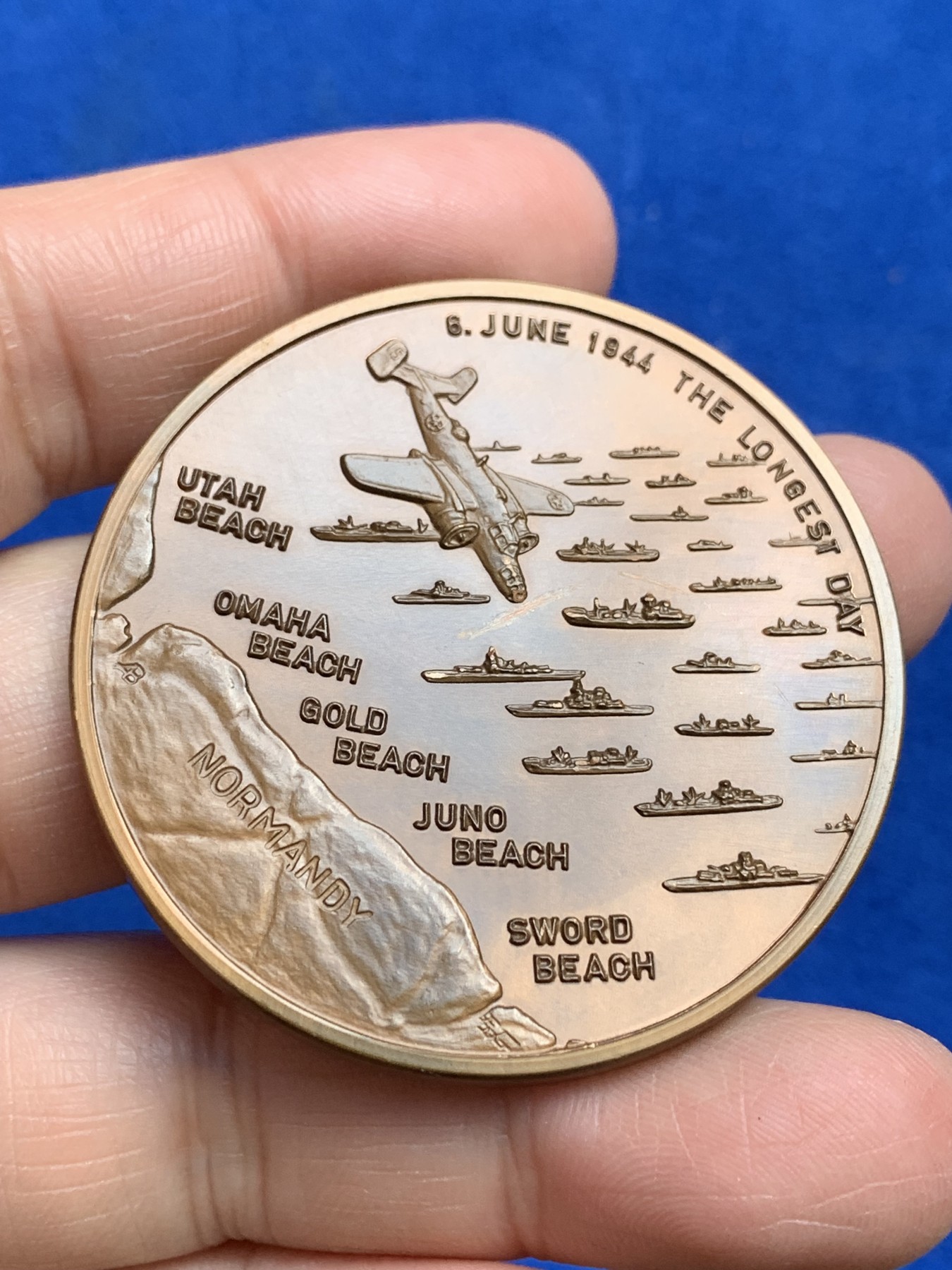 《竞宝斋》第244场-周日，周一 新年开场 (全场包邮) 1984年诺曼底登陆 D-DAY40周年纪念铜章 最长的一日 正面为盟军领导人半身像 背面为诺曼底地形及简要登陆态势 50.1mm 50.58克