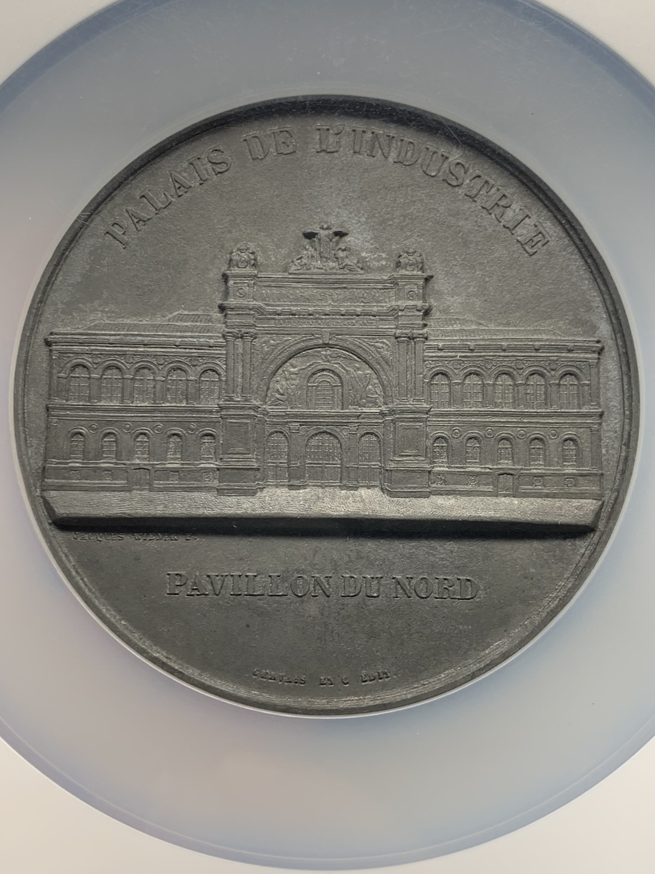 《竞宝斋》第244场-周日，周一 新年开场 (全场包邮) NGC MS62 法国第二届世博会主场馆尤尼金馆落成仪式纪念锌章 大盒装 保存不易 68mm大规格