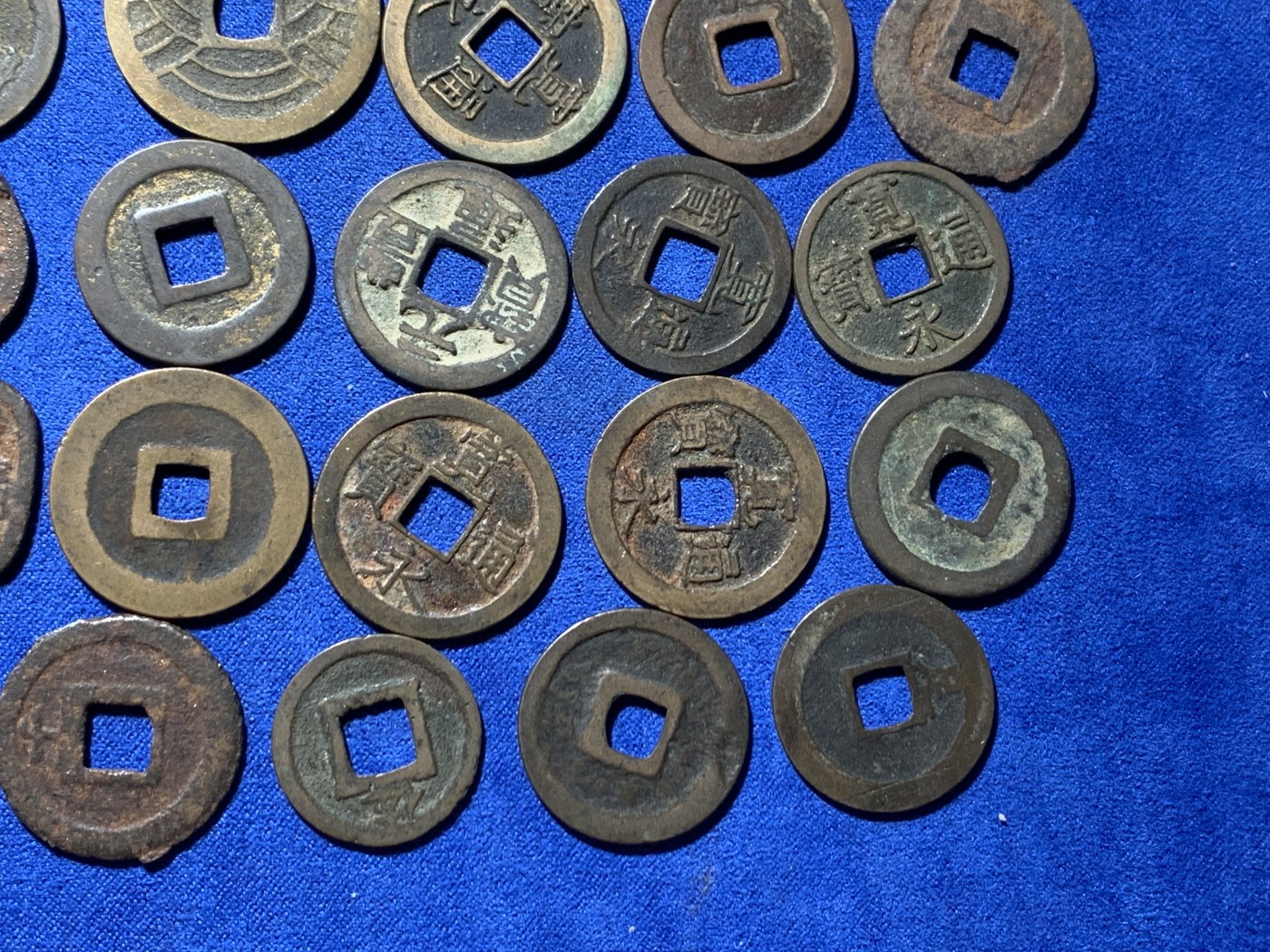 《竞宝斋》第244场-周日，周一 新年开场 (全场包邮) 27枚一组 日本铜钱好品，含宽永背字背大佐、小佐，小，足，元，长，仇。铁钱背千，光背。仙台通宝，箱馆通宝背安铁钱，天保通宝当百（其中一枚带铜光未流通），古宽永，二十一波纹，十一波纹，文久永宝，有2枚鎏金！日本元丰通宝，元佑叶手