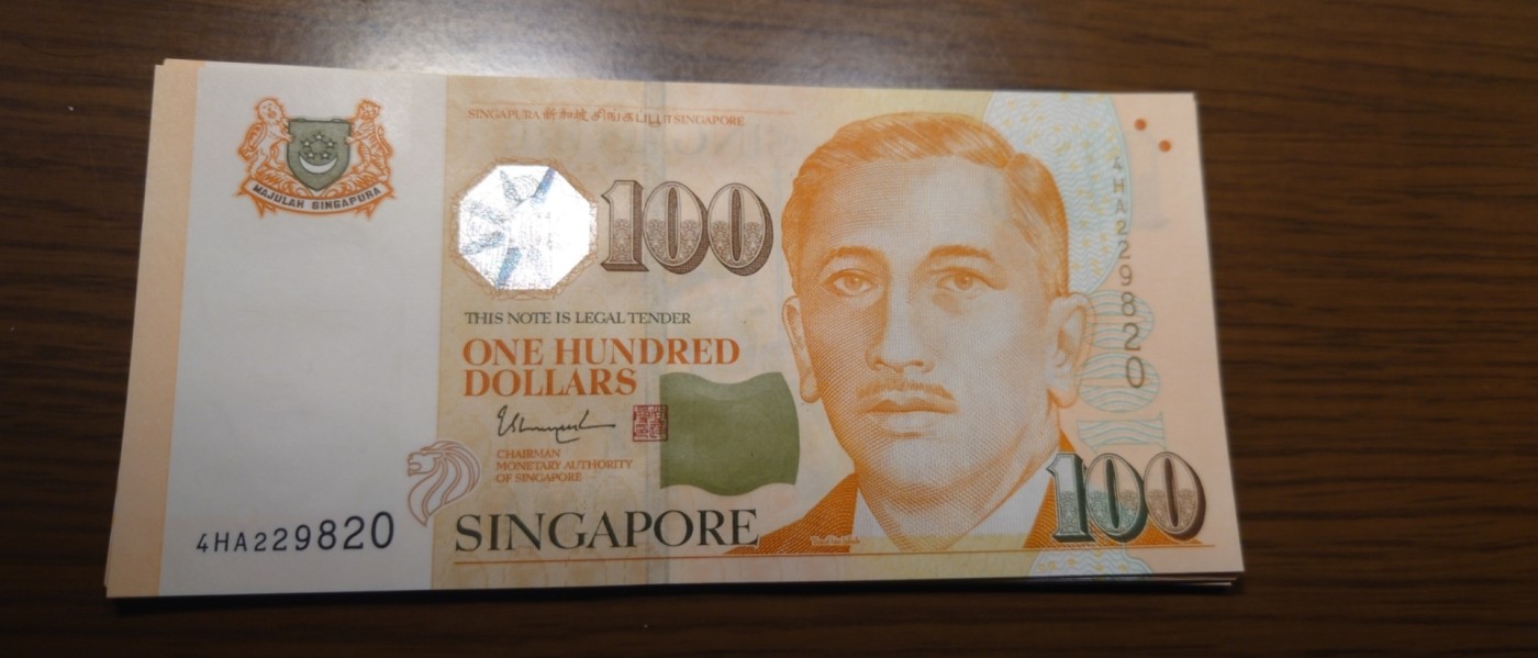【世界钱币】精选微拍第94期暨2024年第五期 评级币裸钞场 新加坡人像版100元 尚达曼签名 全新绝品尾号820