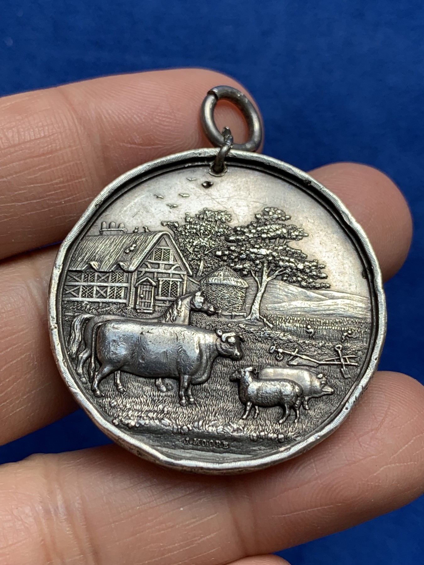 《竞宝斋》第244场-周日，周一 新年开场 (全场包邮) 英国OSWESTRY奥斯威瑞圣诞肥牛展银章 畜牧展会奖章 未刻名 欧洲小镇田园农场风光 38.2mm 25.33g