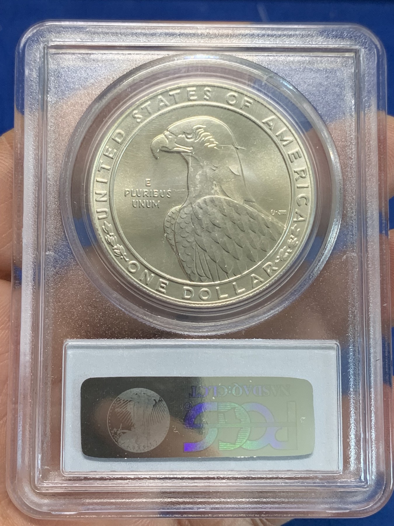 《竞宝斋》第244场-周日，周一 新年开场 (全场包邮) PCGS MS69 美国1983年D版洛杉矶奥运会掷铁饼/雄鹰1美元纪念银币，磨砂普制版，状态极佳，PC早期经典小白盒老盒无官网图，更高评级数量才52枚。