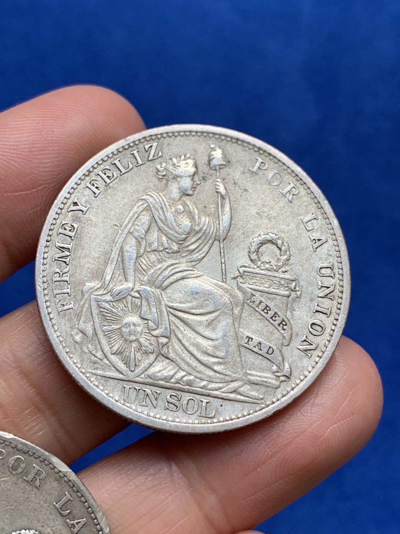 《竞宝斋》第244场-周日，周一 新年开场 (全场包邮) 2枚一组 秘鲁1893/1894年1比索高银银币，坐姿女神面容清楚，立体磨损少。喜欢的不要错过了