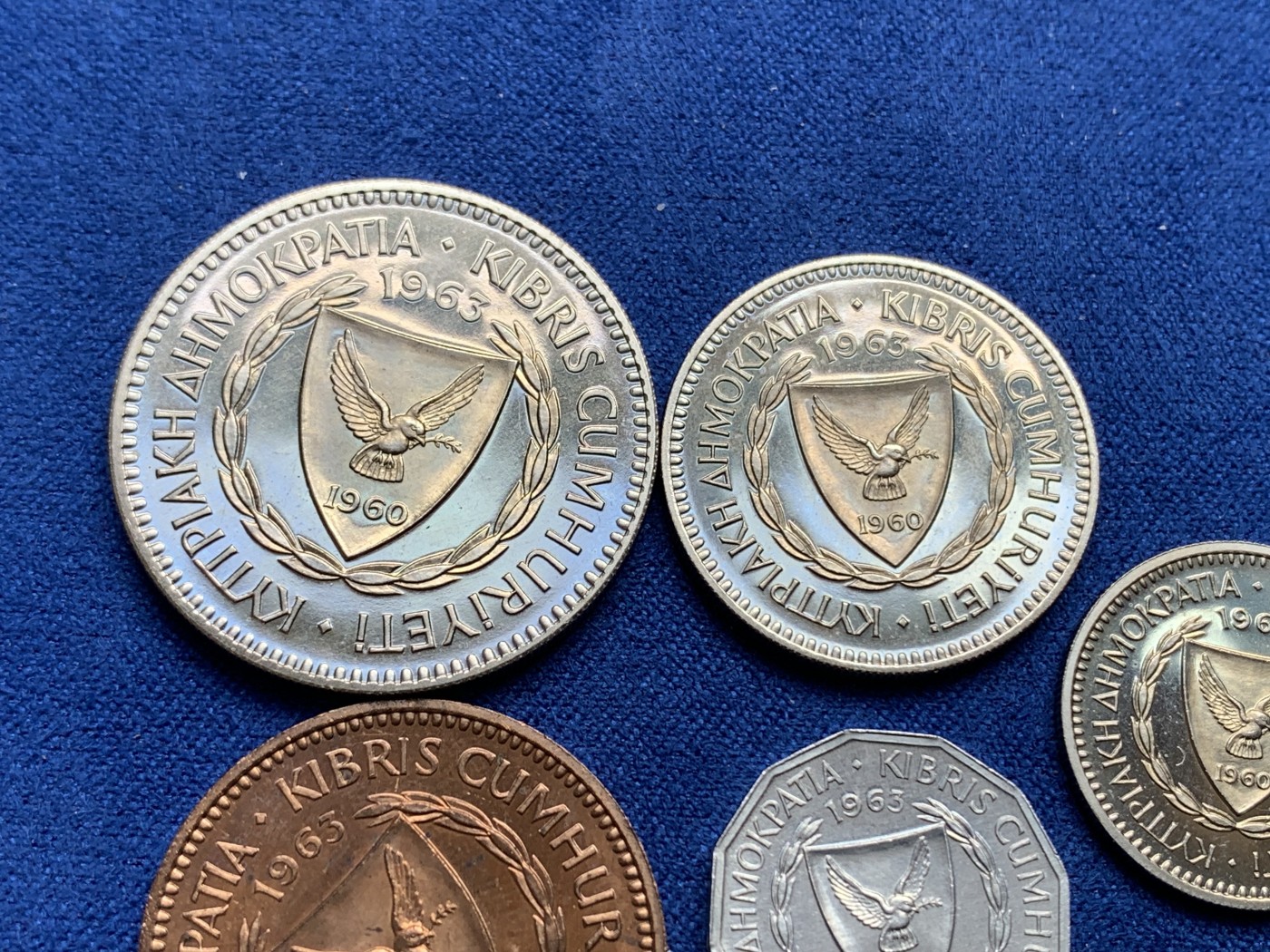 《竞宝斋》第244场-周日，周一 新年开场 (全场包邮) 1963年塞浦路斯精制5枚套，英国皇家造币厂出品，品像状态一流