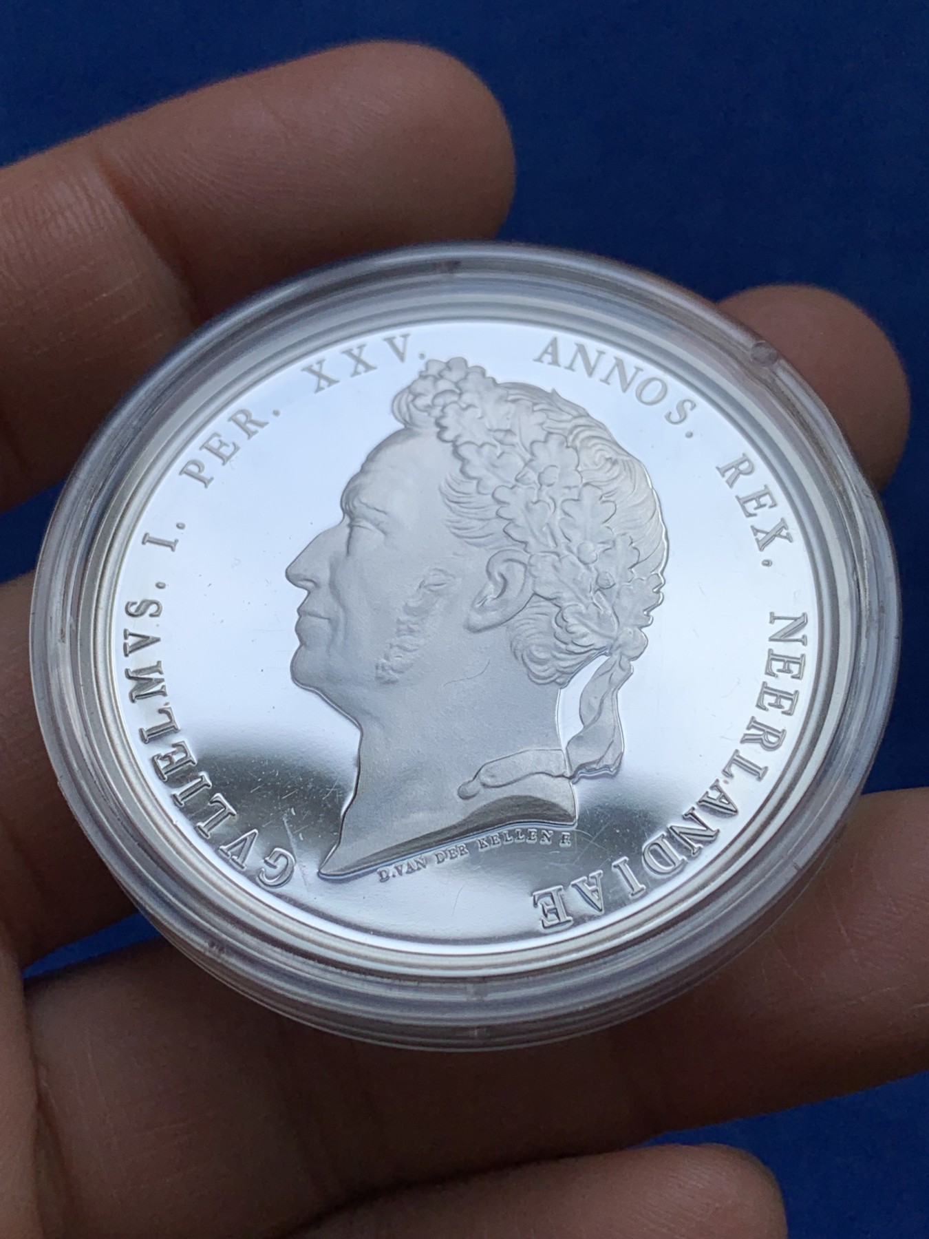 《竞宝斋》第244场-周日，周一 新年开场 (全场包邮) 荷兰现代铸造威廉1世登基25周年纪念（1813-1838）银章 高浮雕精制镜面磨砂 41.9克大银章 罕见原封完好状态 925银