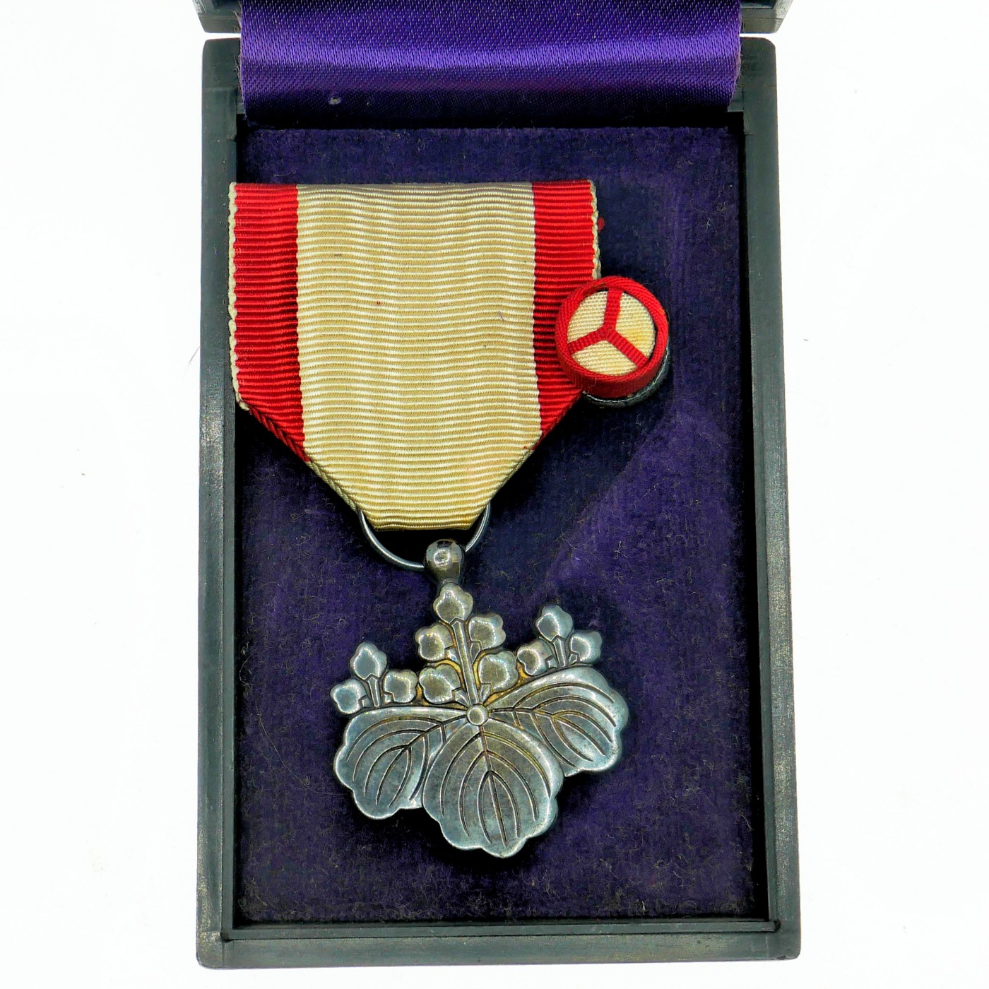 勋章奖章交易所3月9日拍卖 日本八等白叶章，银质