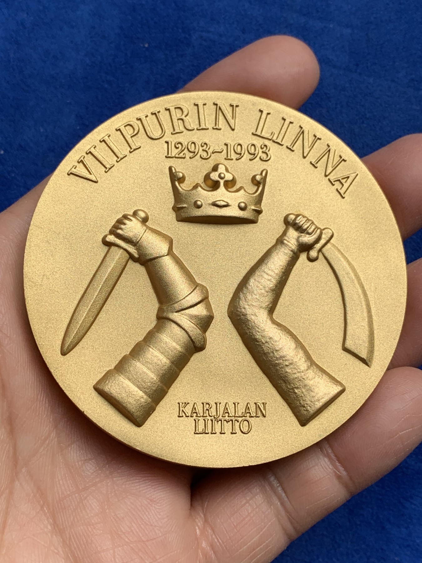 《竞宝斋》第244场-周日，周一 新年开场 (全场包邮) 芬兰维堡700周年镀金大铜章 70.9mm 223g