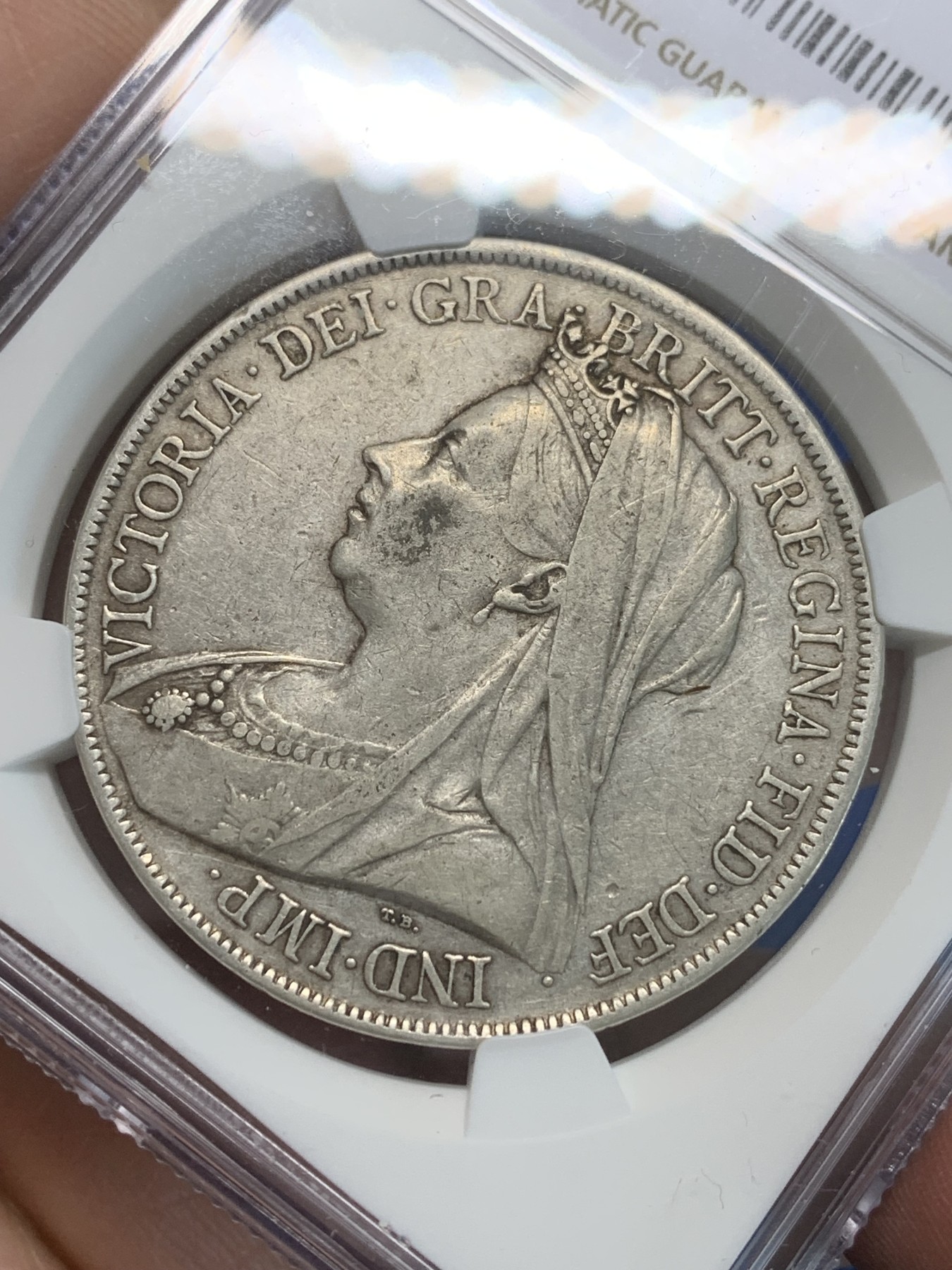 《竞宝斋》第244场-周日，周一 新年开场 (全场包邮) NGC AU53 英国1900年维多利亚披纱⻢剑1克朗大银币