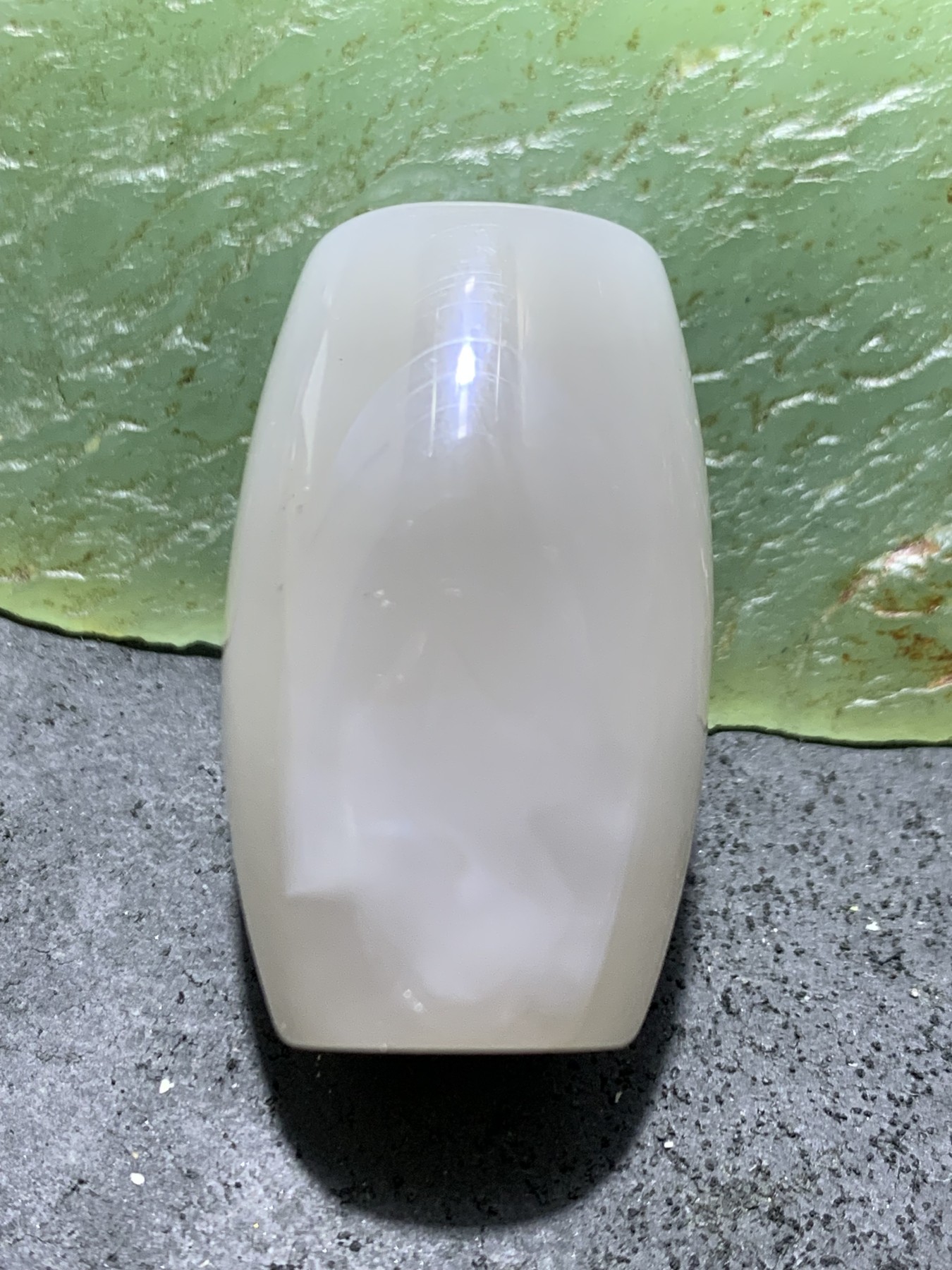 精美亚光高玉化千层纹巴西玛瑙手工雕刻鹦鹉大桶珠一个！